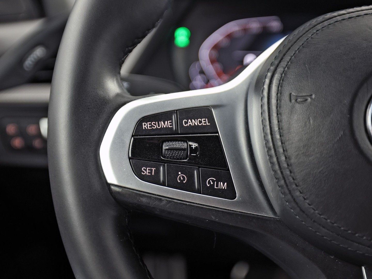 BMW 1 Serie 118i M Sport Automaat (APPLE CARPLAY, M PAKKET, GROOT NAVI, LEDER, SPORTSTOELEN, SFEERVERLICHTING, GETINT GLAS, NIEUWSTAAT)