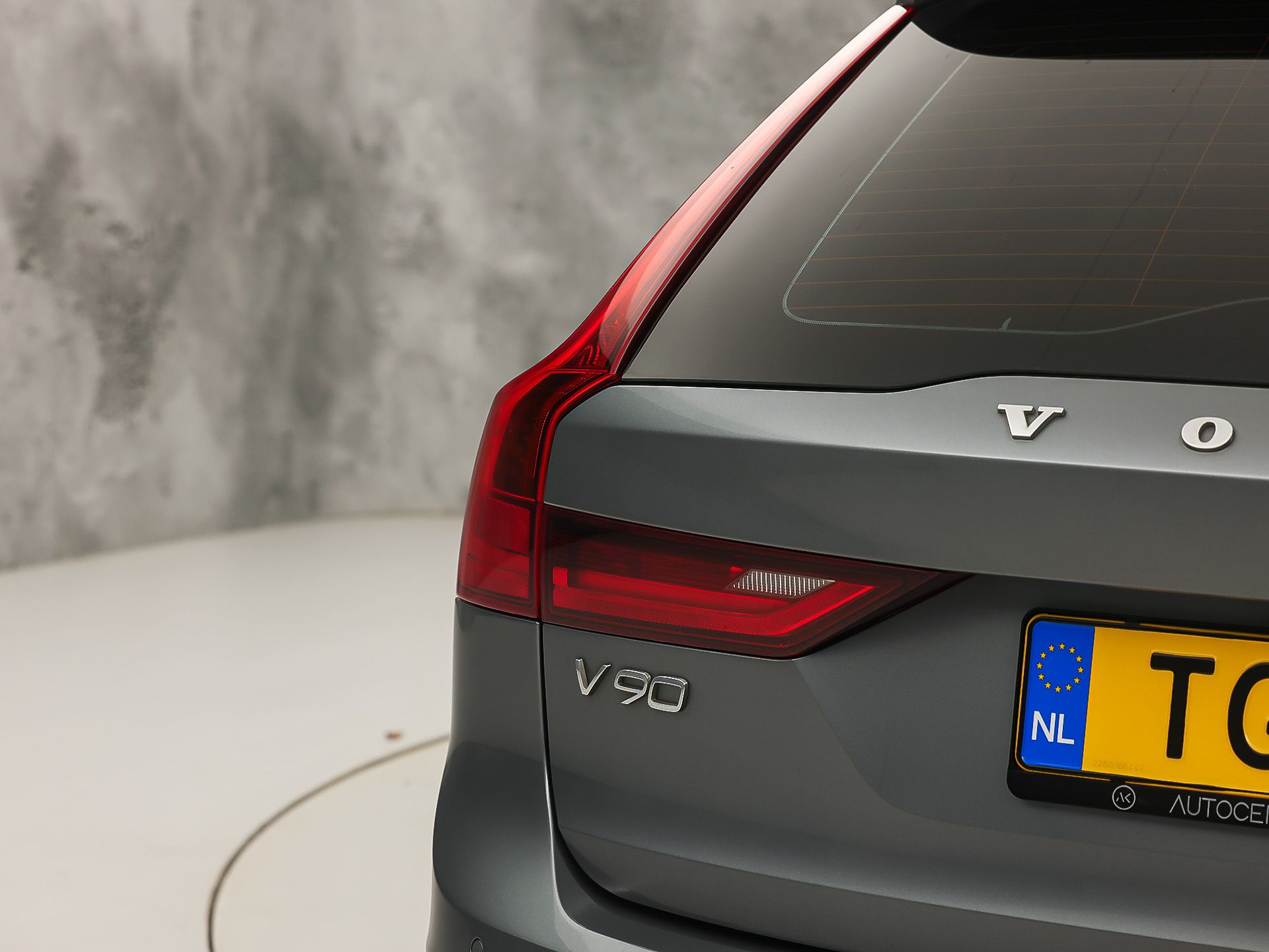 Volvo V90 2.0 T4 R-Design Automaat 190Pk (PANORAMADAK, HARMAN/KARDON, MEMORY SEATS, APPLE CARPLAY, GETINT GLAS, CAMERA, STOELVERWARMING, LEDER, NIEUWE APK, NIEUWSTAAT)