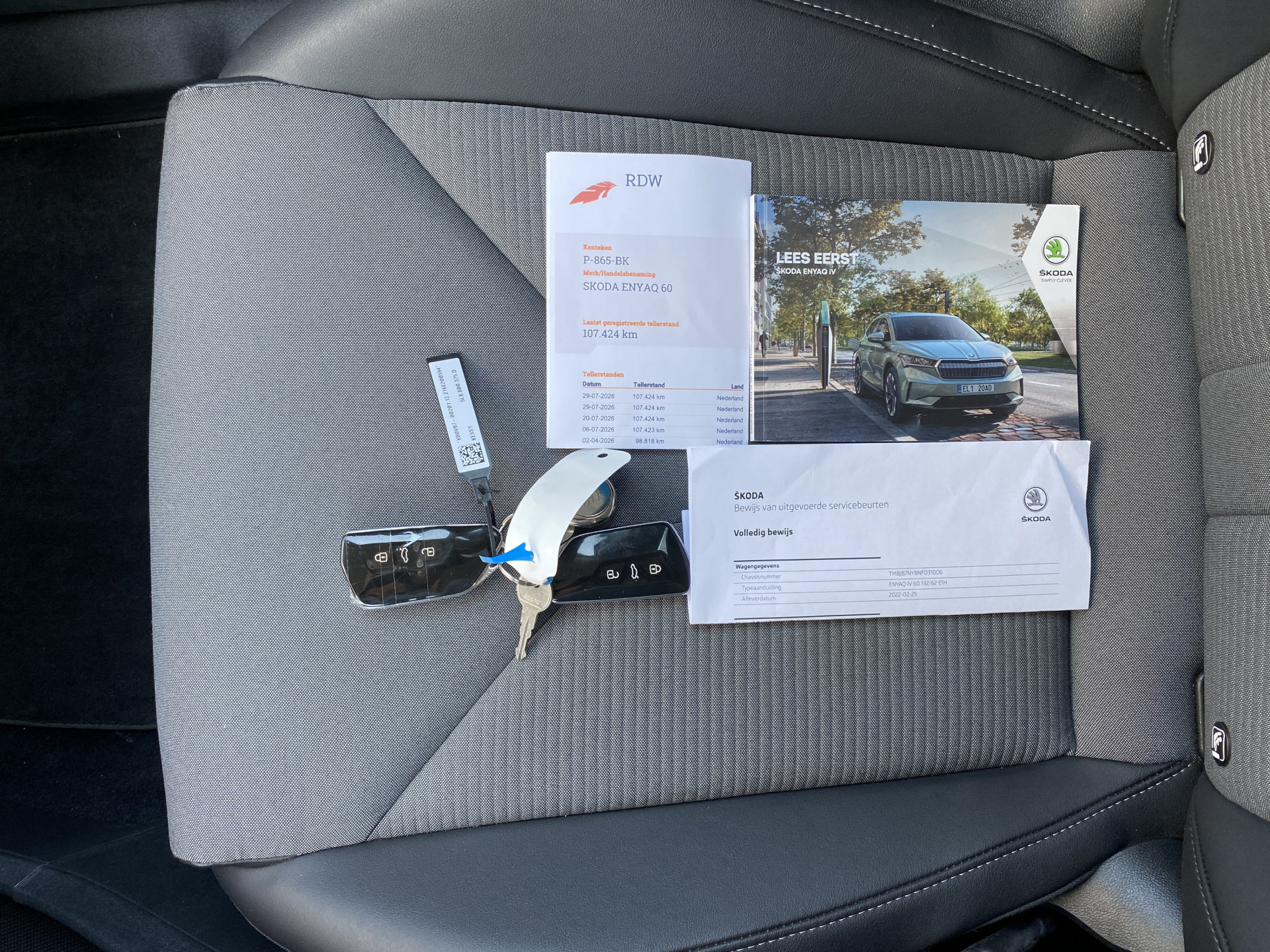 ŠKODA Enyaq iV 60 | 1e eigenaar | dealer onderhouden | navigatie | trekhaak | camera | stoelverwarming | apple carplay