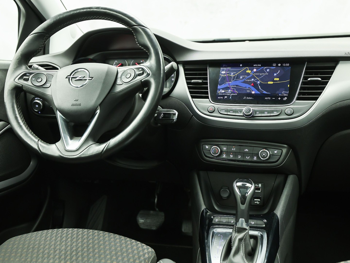 Opel Crossland X 1.2 Turbo Innovation Sport Automaat (PANORAMADAK, APPLE CARPLAY, GROOT NAVI, 360 CAMERA, STUUR/STOELVERWARMING, SPORTSTOELEN, TREKHAAK, LM VELGEN, NIEUWSTAAT)