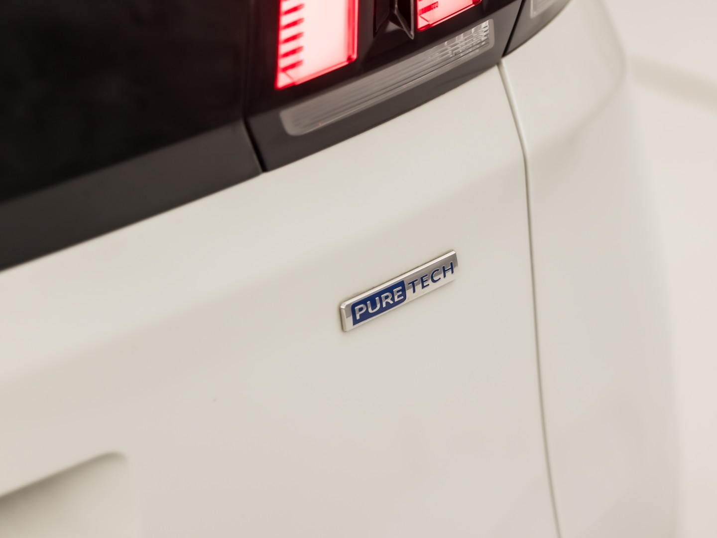 Peugeot 3008 1.2 PureTech Allure Sport (APPLE CARPLAY, GROOT NAVI, 360 CAMERA, DRIVE MODE, GETINT GLAS, SPORTSTOELEN, LEDER, TREKHAAK, CRUISE, NIEUWSTAAT)