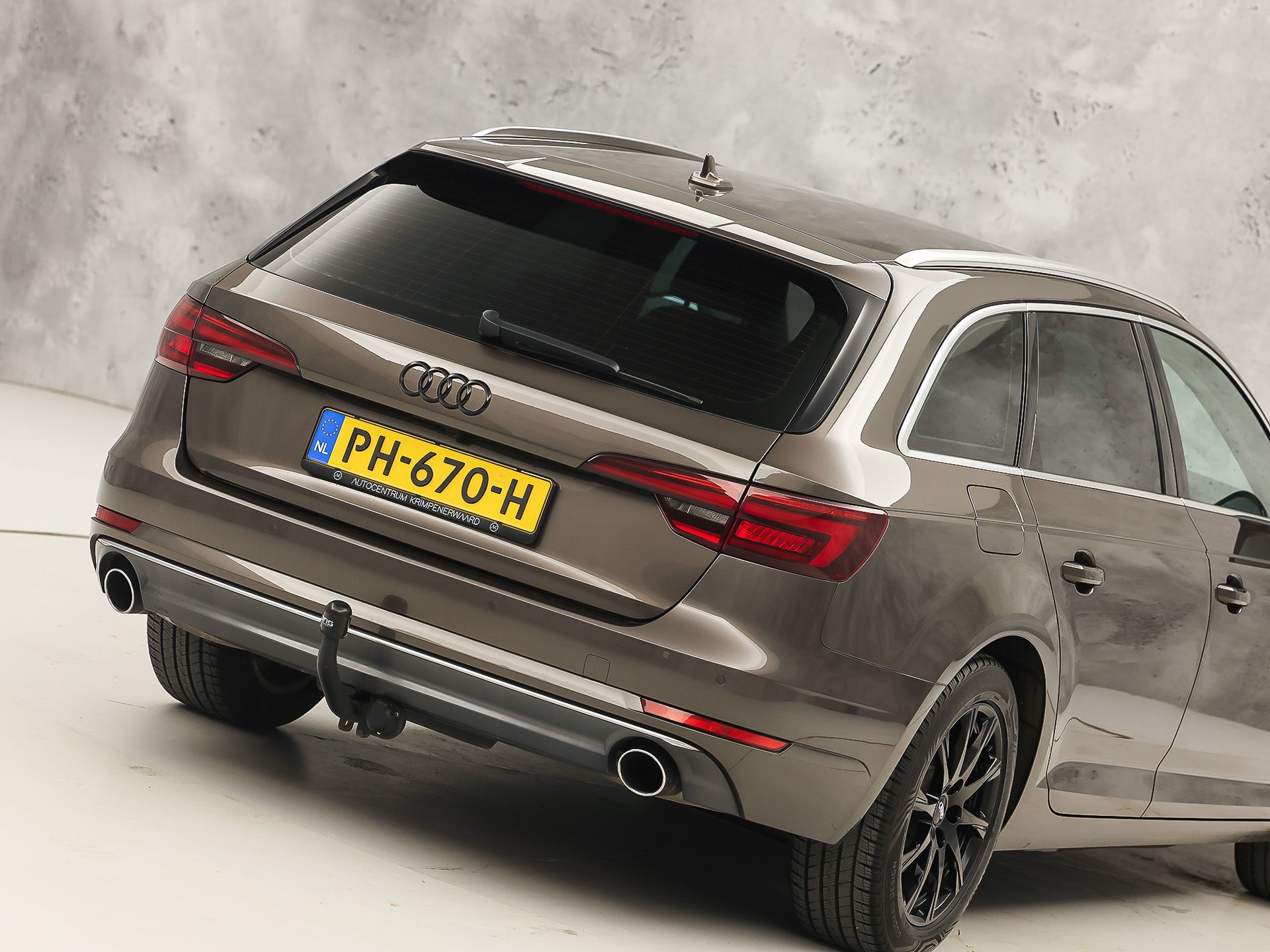 Audi A4 Avant 2.0 TFSI S-Line Sport 190Pk Automaat (NAVIGATIE, SFEERVERLICHTING, PLAT S-LINE SPORTSTUUR, GETINT GLAS, SPORTSTOELEN, CAMERA, TREKHAAK, NIEUWE APK, NIEUWSTAAT)
