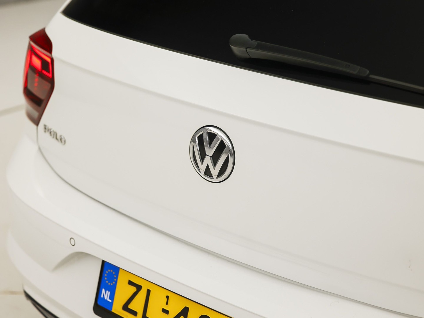 Volkswagen Polo 1.0 TSI R-Line Sport Automaat (VIRTUAL COCKPIT, ZWART HEMEL, GROOT NAVI, CLIMATE, LEDER, SPORTSTOELEN, GETINT GLAS, LM VELGEN, ADAPTIVE CRUISE, NIEUWSTAAT)