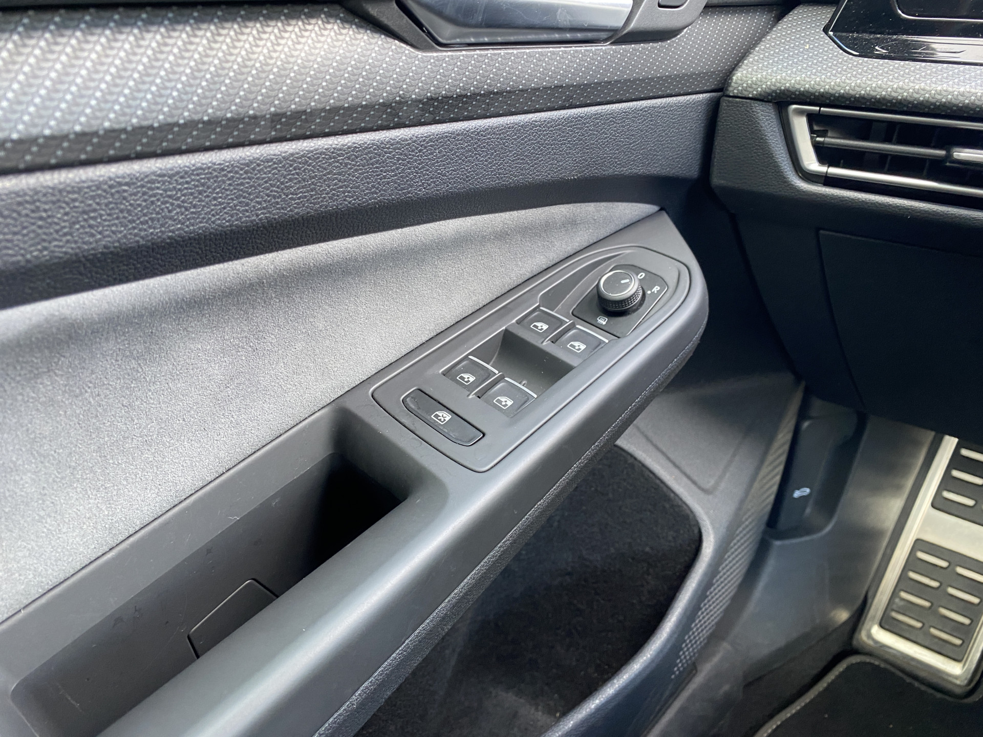 Volkswagen Golf 1.5 eTSI R-Line AUT. | dealer onderh. | panoramadak | stoel-/stuurverw. | keyless | trekhaak | carplay