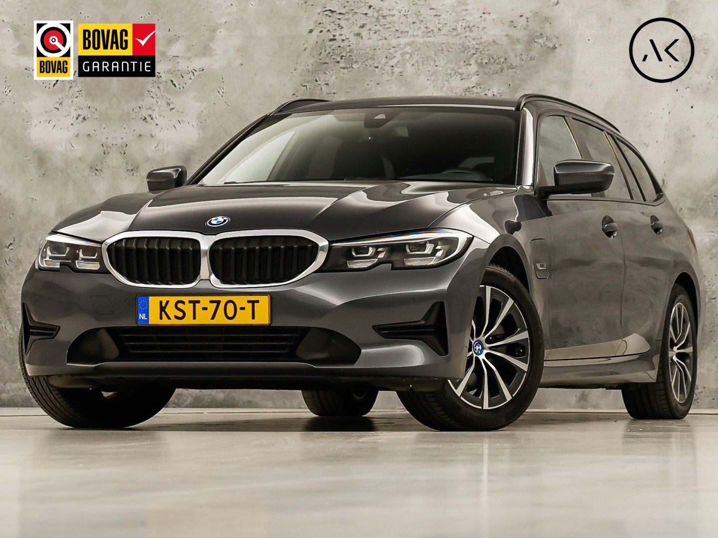BMW 3-serie Touring 320e High Executive 204Pk Automaat (APPLE CARPLAY, M STUUR, GROOT NAVI, STOELVERWARMING, CAMERA, LEDER, SPORTSTOELEN, GETINT GLAS, ZWART HEMEL, NIEUWE APK, NIEUWSTAAT)