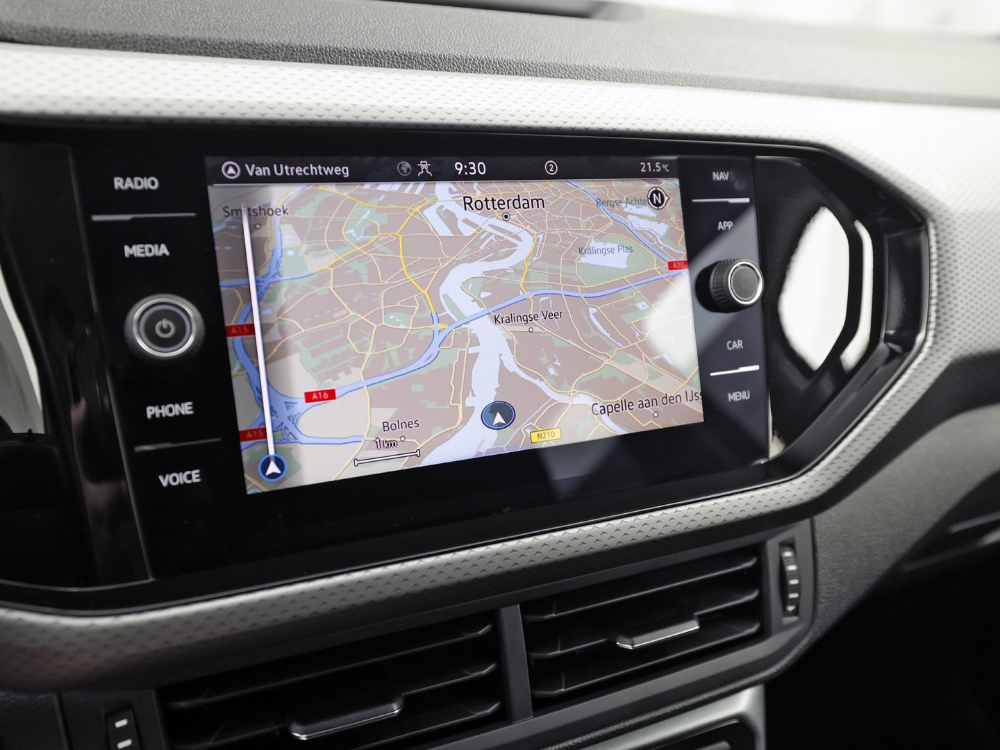 Volkswagen T-Cross 1.0 TSI Life Sport (APPLE CARPLAY, GROOT NAVI, CLIMATE, STOELVERWARMING, SPORTSTOELEN, GETINT GLAS, CRUISE, NIEUWSTAAT)