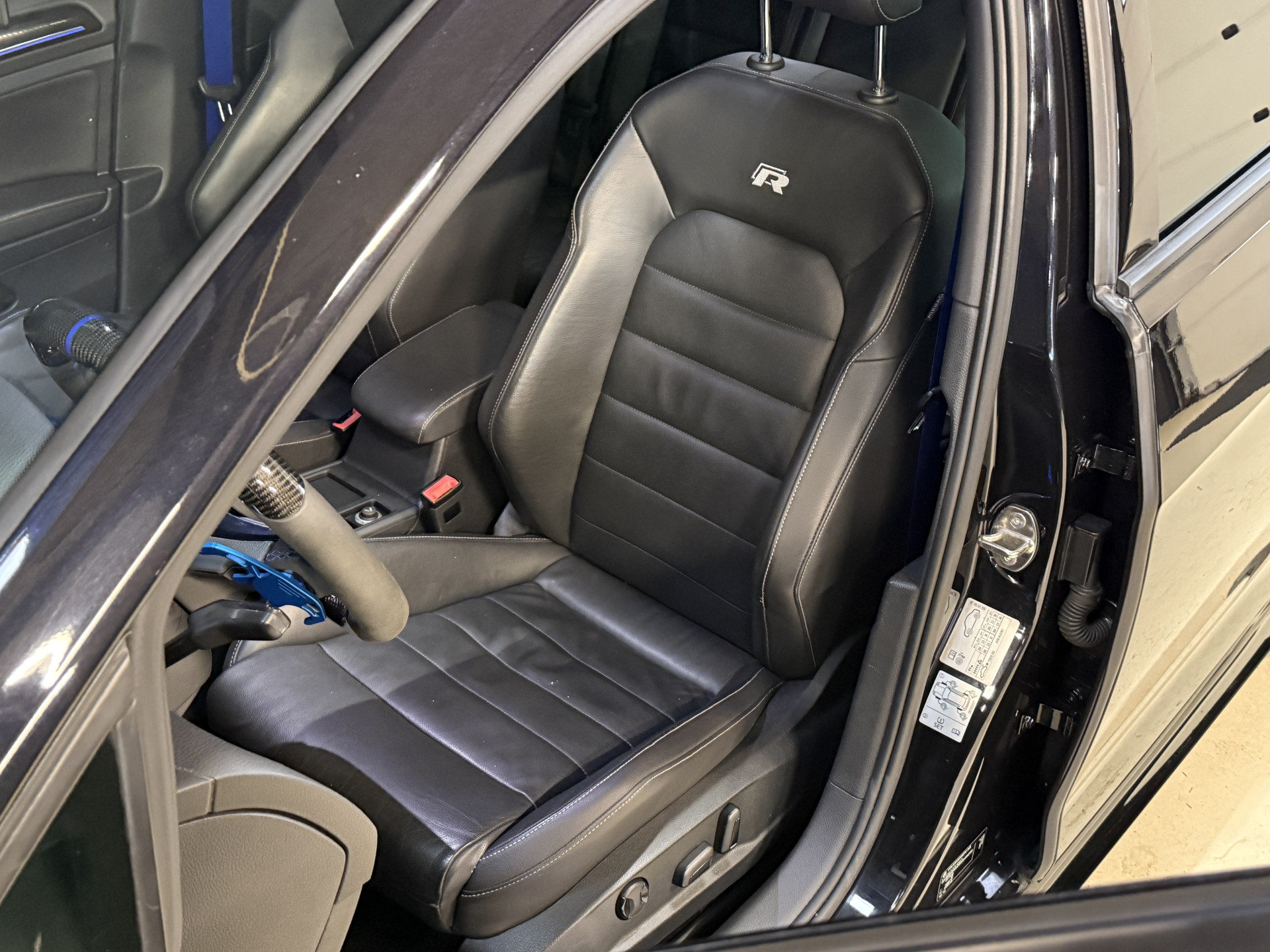 Volkswagen Golf 2.0 TSI R 4Motion | Camera | Panoramadak | 300PK | Stoelverwarming | Leder