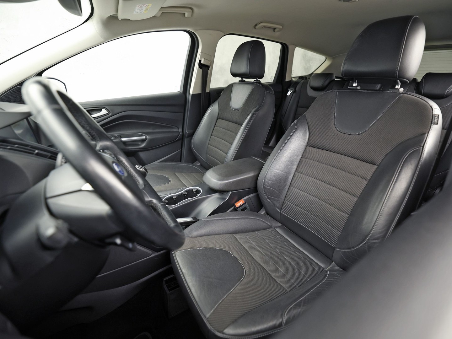 Ford Kuga 1.5 Titanium Sport 150Pk (NAVIGATIE, CLIMATE, STOELVERWARMING, TREKHAAK, GETINT GLAS, SPORTSTOELEN, PARKEERSENSOREN, CRUISE, NIEUWSTAAT)