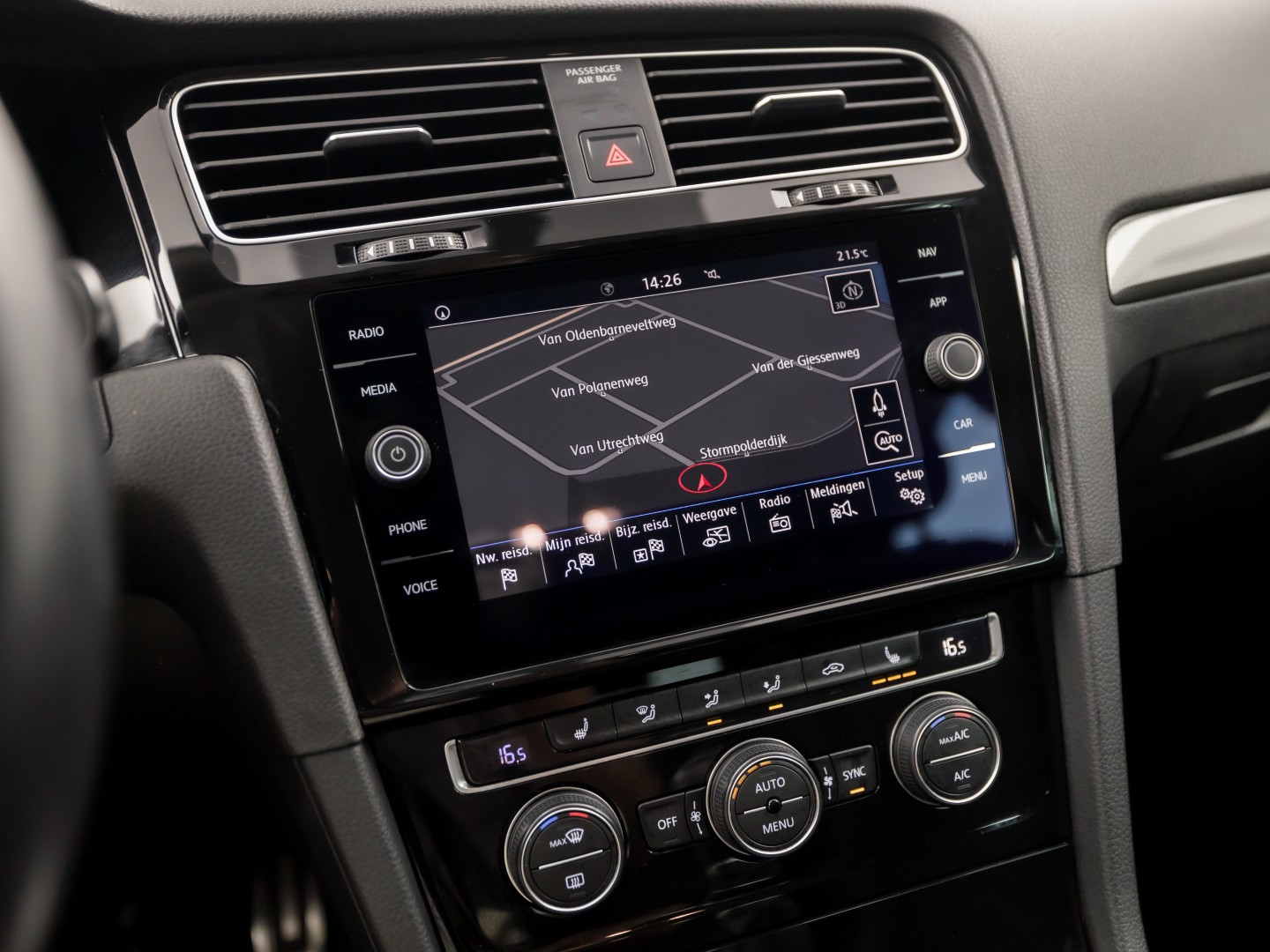 Volkswagen Golf 1.0 TSI Sportline (APPLE CARPLAY, GROOT NAVI, CLIMATE, STOELVERWARMING, SPORTSTOELEN, LM VELGEN, GETINT GLAS, PARKEERSENSOREN, NIEUWSTAAT)