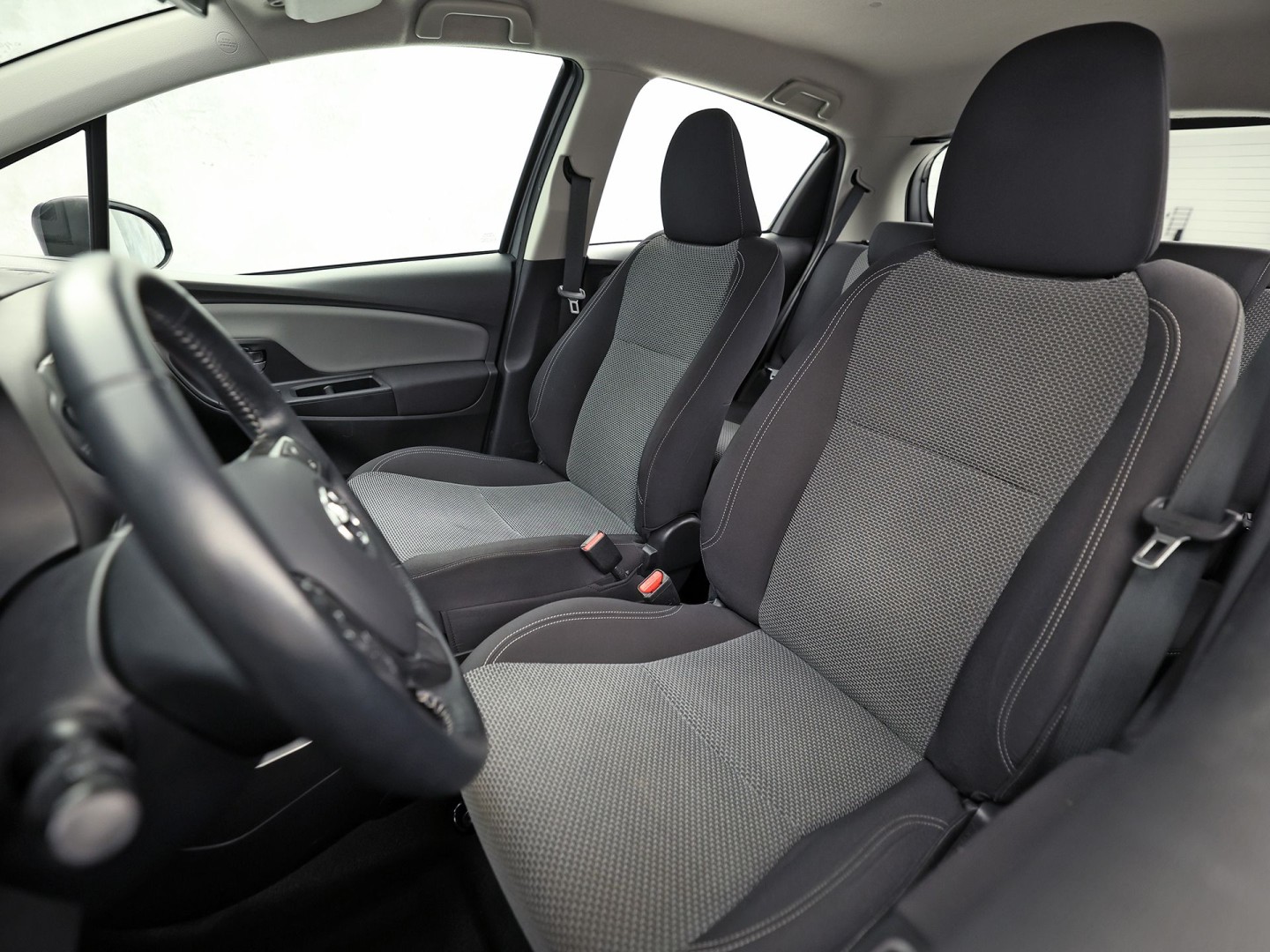 Toyota Yaris 1.5 Hybrid Sport Automaat (NAVIGATIE, CAMERA, CLIMATE, SPORTSTOELEN, CRUISE, ELEK PAKKET, NIEUWSTAAT)