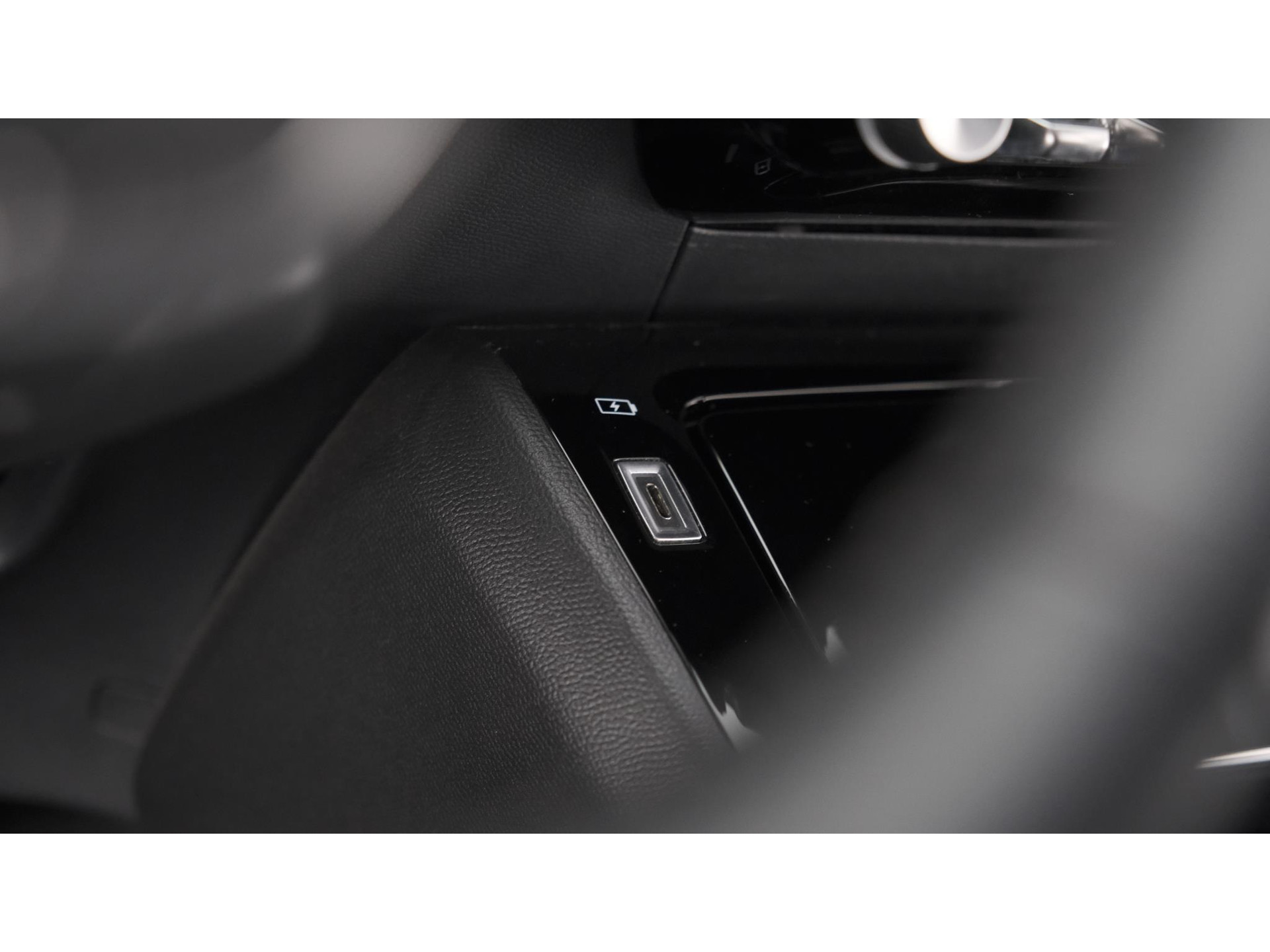 Peugeot 2008 PureTech 130 Allure | Trekhaak | Camera | Apple Carplay | Stoelverwarming | Parkeersensoren