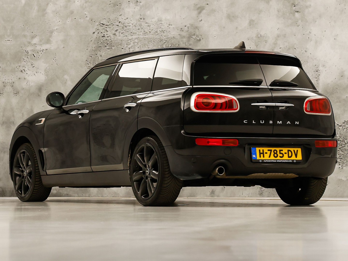 MINI Clubman 1.5 Chili Black Sport Automaat (PANORAMADAK, NAVIGATIE, LEDEREN SPORTSTOELEN, STOELVERWARMING, CRUISE, CLIMATE, ZWART HEMEL, NIEUWE APK)