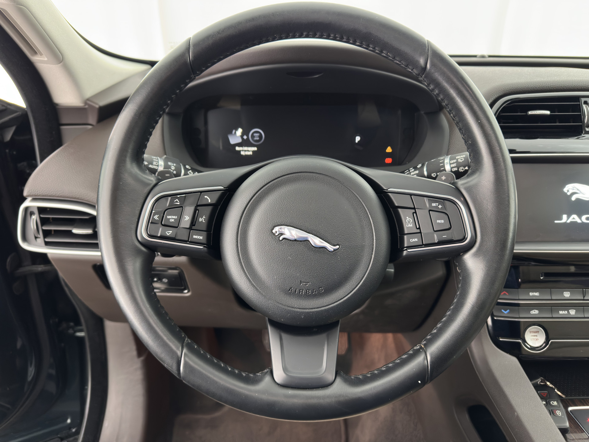 Jaguar F-PACE 2.0 Portfolio AWD 20d Aut. *PANO | DIGI-COCKPIT | XENON | LEATHER | KEYLESS | MERIDIAN-SOUND | NAVI-FULLMAP | ECC | PDC | CRUISE | 19''ALU*