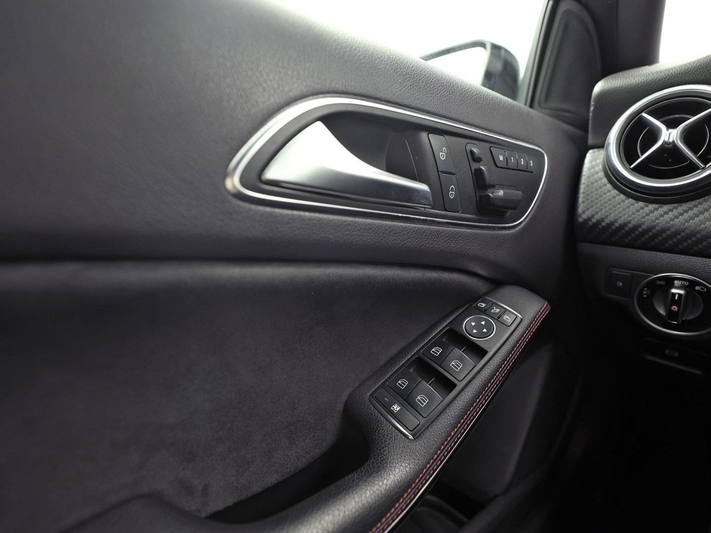 Mercedes-Benz A-Klasse 180 AMG Prestige Sport (NAVIGATIE, SPORTSTOELEN, MEMORY SEAT, STOELVERWARMING, LM VELGEN, GETINT GLAS, NIEUWE APK)
