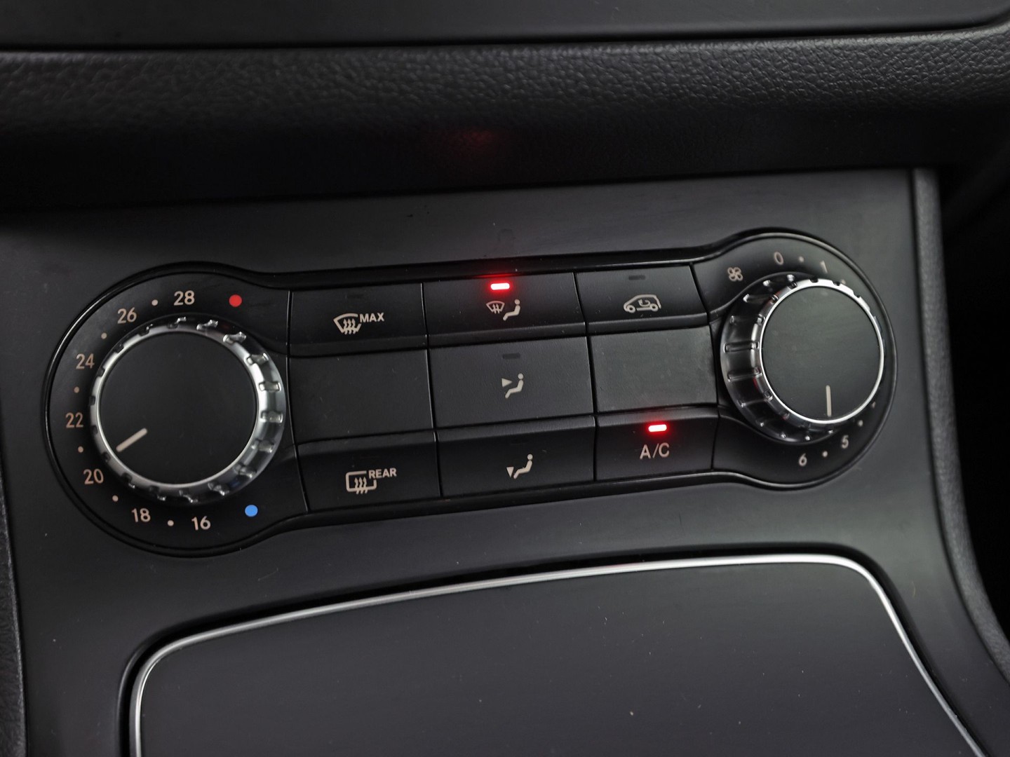 Mercedes-Benz B-klasse 180 Sport Automaat (GROOT NAVI, CAMERA, STOELVERWARMING, ZWART HEMEL, SPORTSTOELEN, CRUISE, KEYLESS START, NIEUWSTAAT)