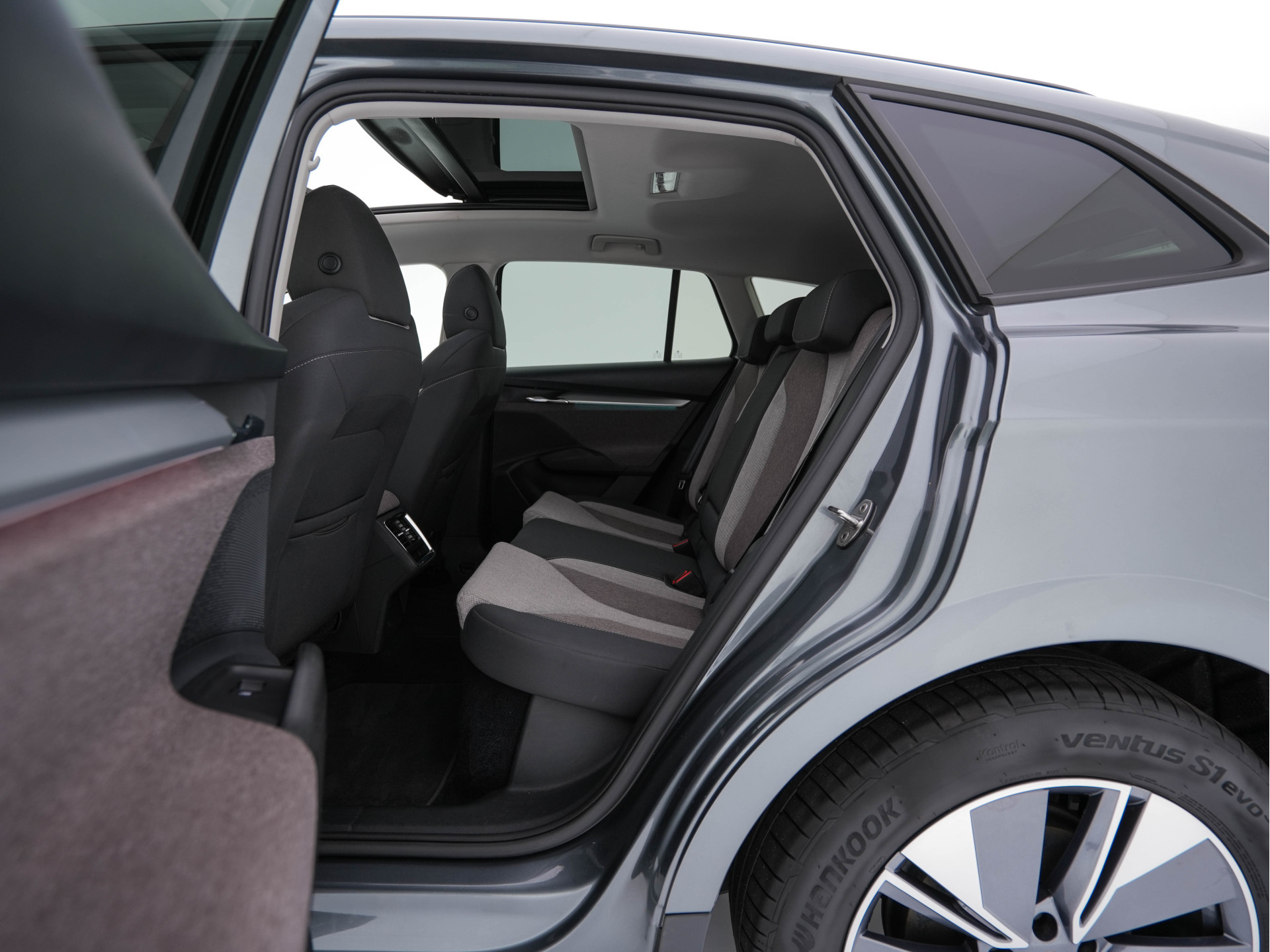 ŠKODA Enyaq iV 60 [ 3-Fase ] {SOH-87%} (INCL-BTW) *PANO | FULL-LED | DIGI-COCKPIT | CAMERA | KEYLESS | NAVI-FULLMAP | PRIVACY-GLASS | AMBIENT-LIGHT | ECC | COMFORT-SEATS | DAB + | PDC | CRUISE | CARPLAY | TOWBAR | 19 "ALU*