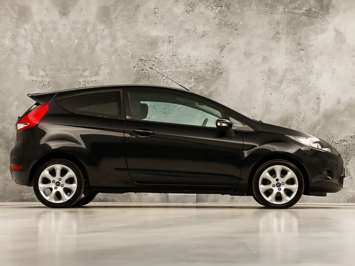 Ford Fiesta 1.25 S-Edition (AIRCO, LM VELGEN, ELEK RAMEN, GETINT GLAS, SPORTSTOELEN, MULTIFUNCTIONEEL STUURWIEL, NIEUWSTAAT)