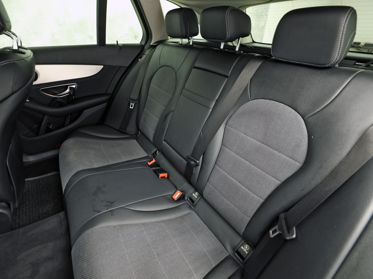 Mercedes-Benz C-Klasse 180 AMG Sport Automaat (GROOT NAVI, LEDER, STOELVERWARMING, GETINT GLAS, SPORTSTOELEN, CRUISE, NIEUWE APK, NIEUWSTAAT)