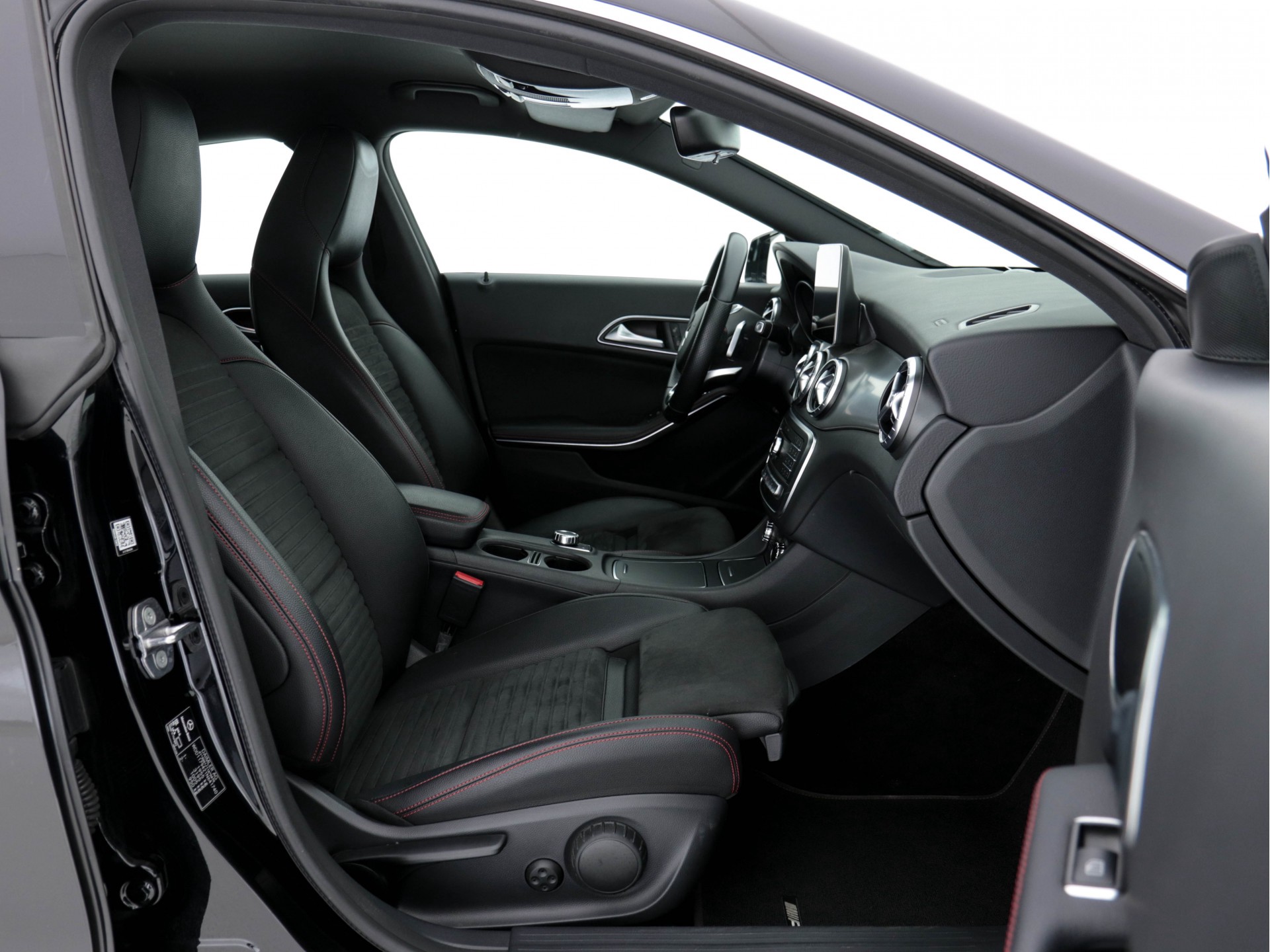 Mercedes-Benz CLA-klasse Shooting Brake 180 AMG-Line Business Solution (INCL-BTW) Aut. *NAVI-FULLMAP | FULL-LED | LEATHER-MICROFIBRE | CAMERA | ECC | PDC | CRUISE | SPORT-SEATS | SHIFT-PADDLES | 18"ALU*