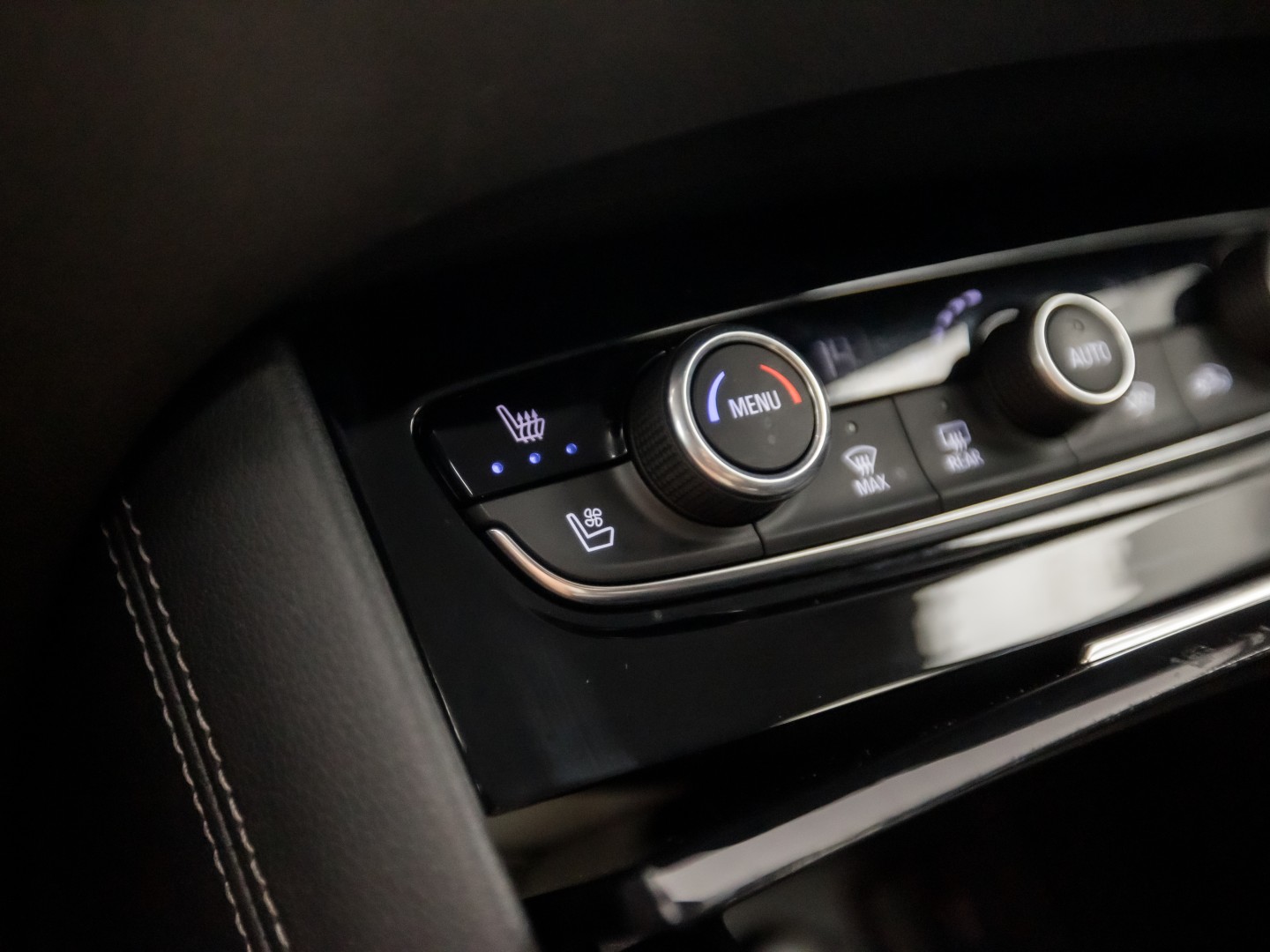Opel Grandland X 1.2 Turbo Deluxe (MEMORY SEAT, LEDER, STOELKOELING/VERWARMING, APPLE CARPLAY, STOELVERWARMING ACHTER, GETINT GLAS, KEYLESS, TREKHAAK, ELEK ACHTERKLEP, NIEUWSTAAT)