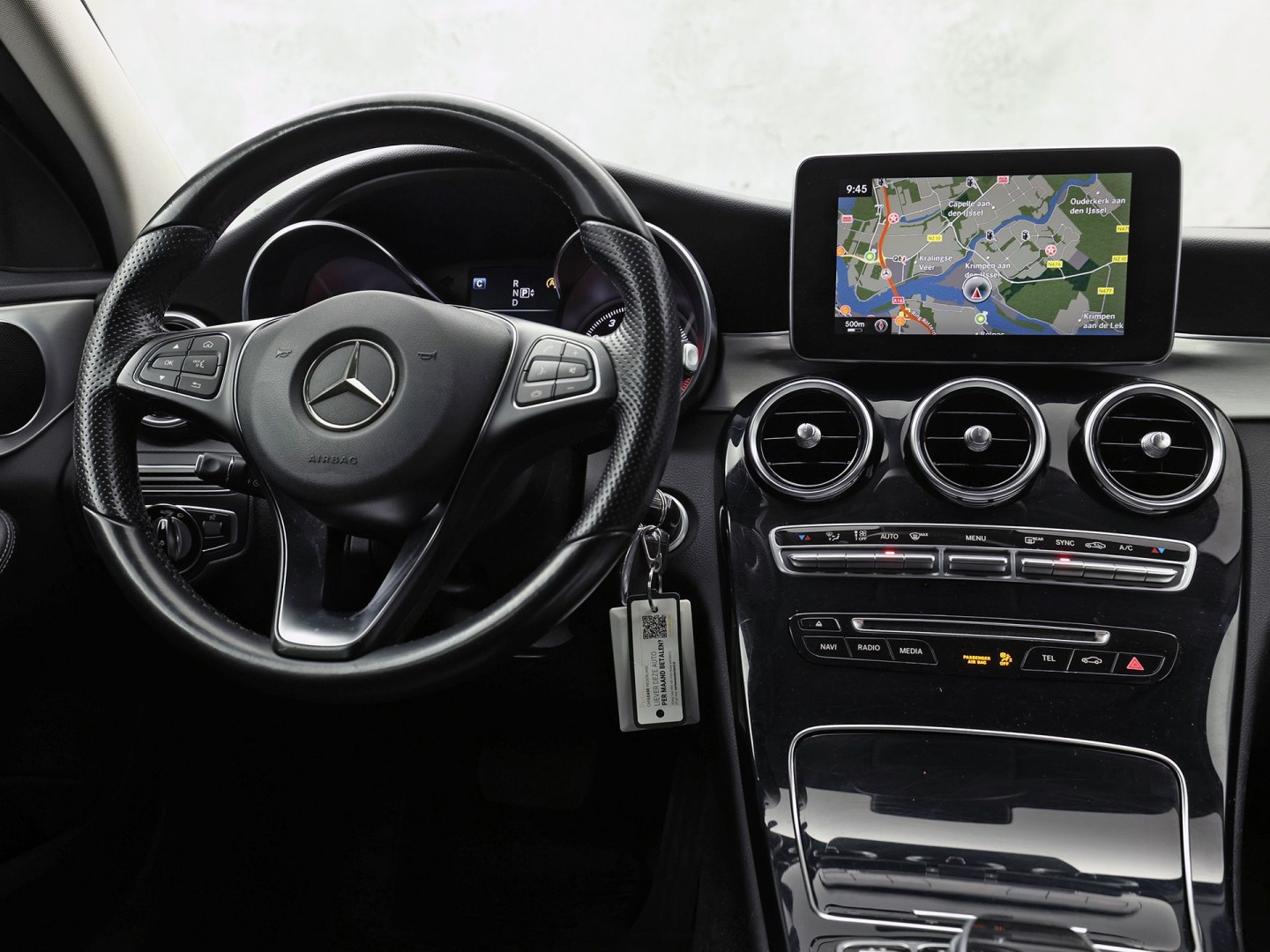 Mercedes-Benz C-Klasse 180 AMG Sport Automaat (GROOT NAVI, LEDER, STOELVERWARMING, GETINT GLAS, SPORTSTOELEN, CRUISE, NIEUWE APK, NIEUWSTAAT)
