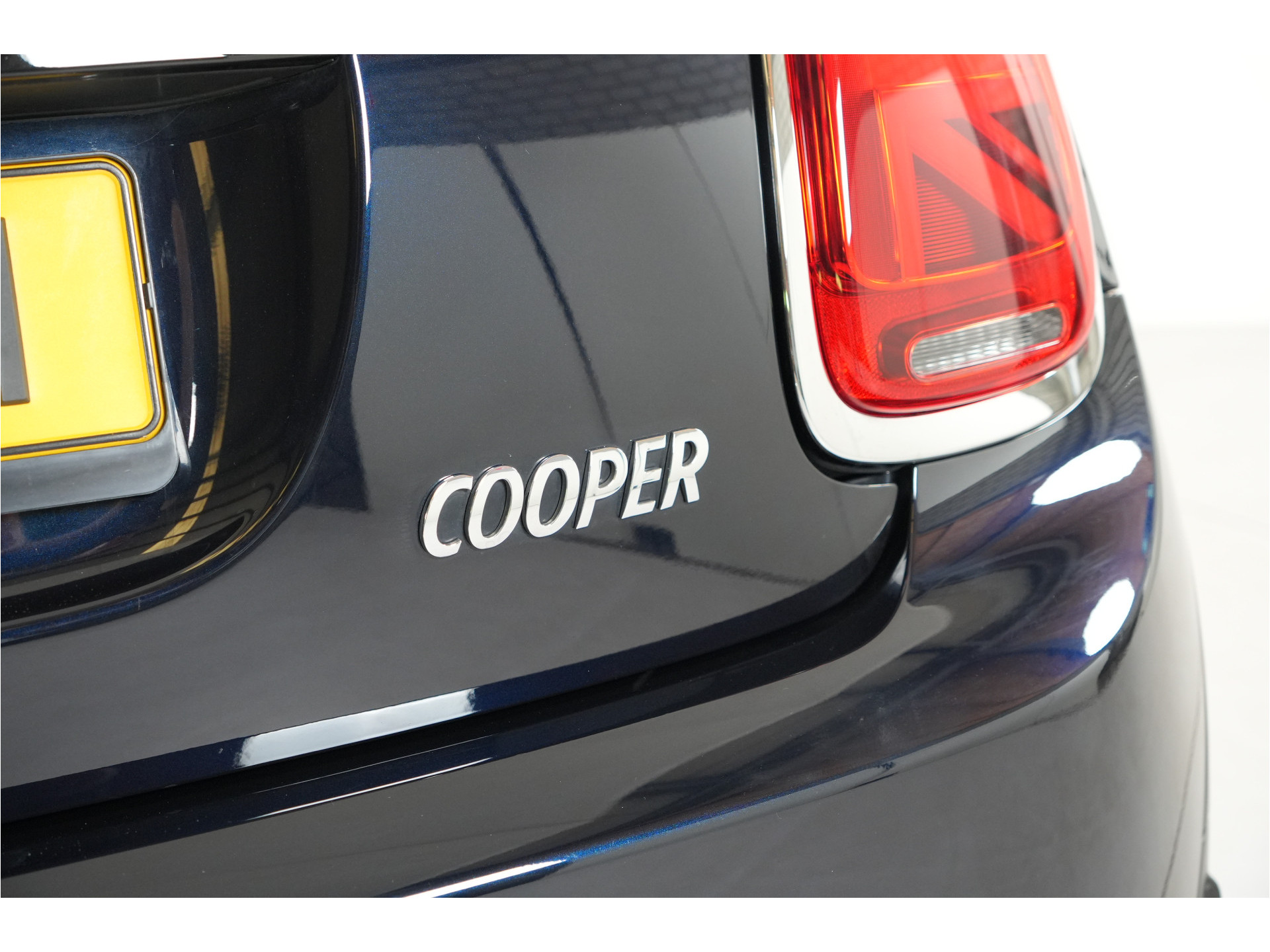 MINI 3-Deurs 1.5 Cooper Chili | Pano | Leder | Stl. verw. | PDC | Sportstoelen |