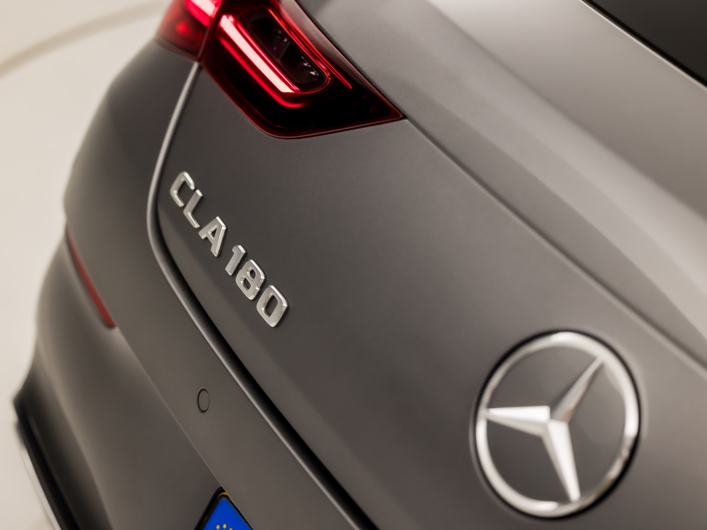 Mercedes-Benz CLA-Klasse 180 AMG Sport Automaat (GROOT NAVI, LOGISCH NAP, CAMERA, LEDER, SPORTSTOELEN, GETINT GLAS, STOELVERWARMING, ELEK ACHTERKLEP, NIEUWSTAAT)