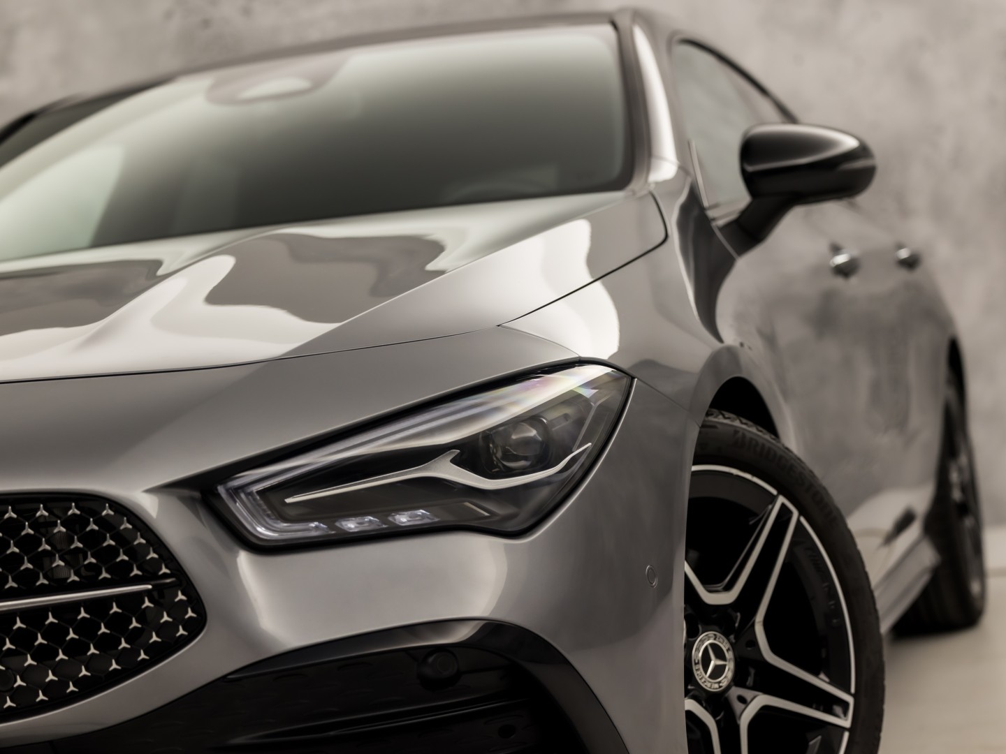 Mercedes-Benz CLA-Klasse 180 AMG Sport Automaat (GROOT NAVI, LOGISCH NAP, CAMERA, LEDER, SPORTSTOELEN, GETINT GLAS, STOELVERWARMING, ELEK ACHTERKLEP, NIEUWSTAAT)