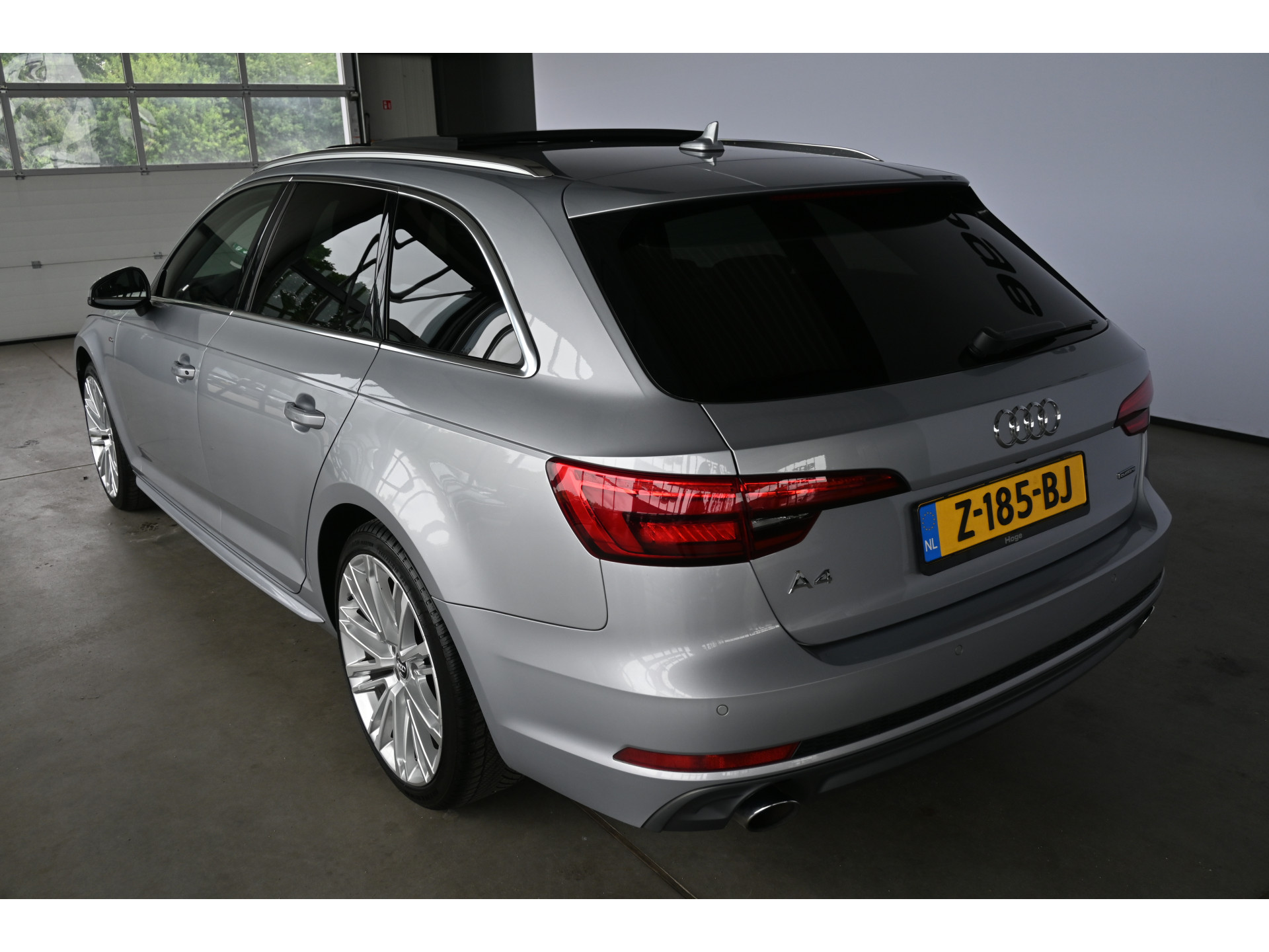 Audi A4 Avant 2.0 TFSI quattro S-Line Automaat Navigatie Panoramadak Adaptief Matrix LED Goed Onderhouden! Inruil Mogelijk!