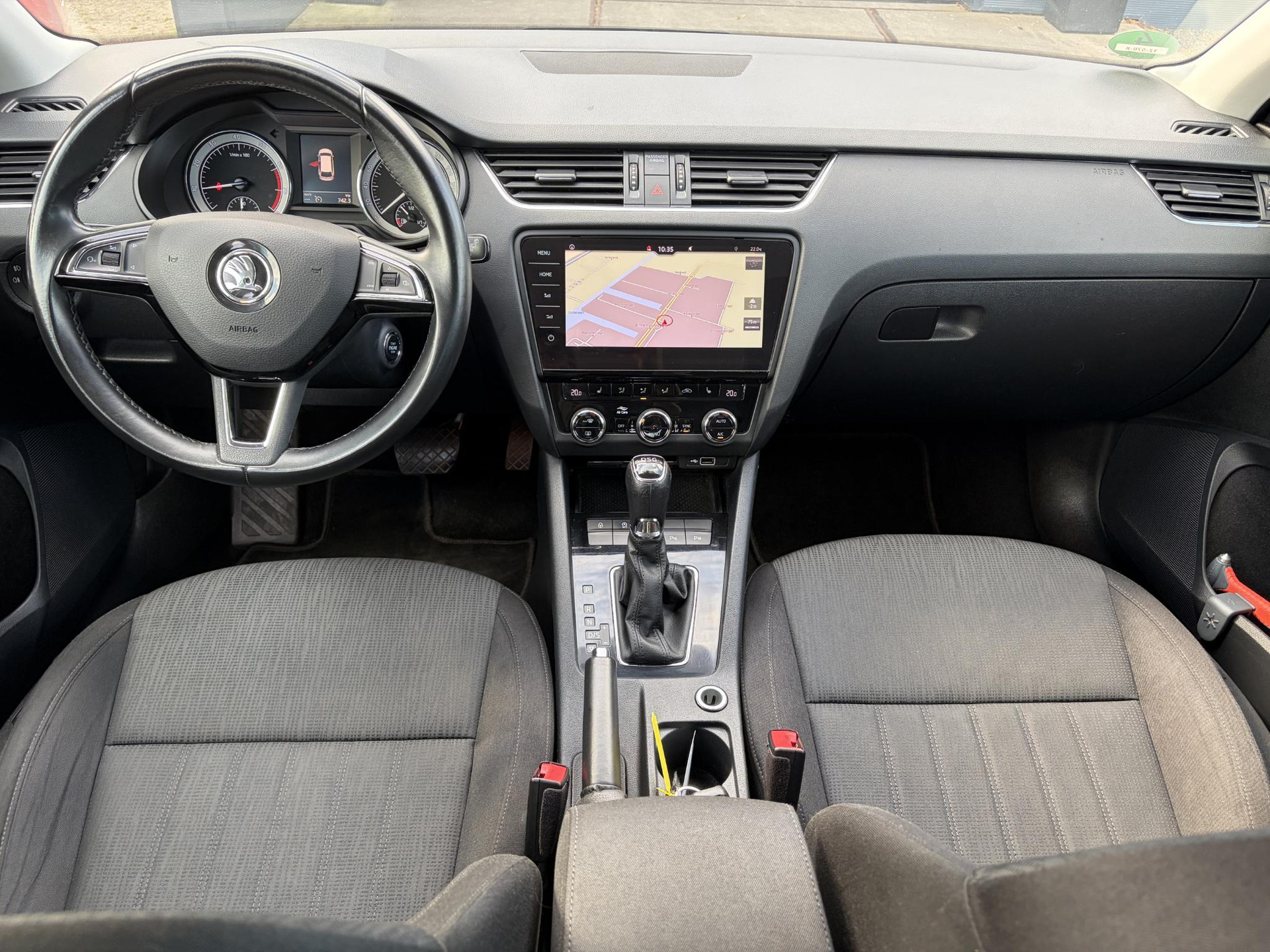 Skoda Octavia Combi 1.5 TSI Greentech Style Business 2e Eigenaar,Draadloze telefoonlader,Carplay,Camera,Navi,Trekhaak,150pk,Pdc V+A,Keyless,Clima,Cruise,Elekt.Stoel,Recent beurt gehad,N.A.P,Apk tot 07-2027