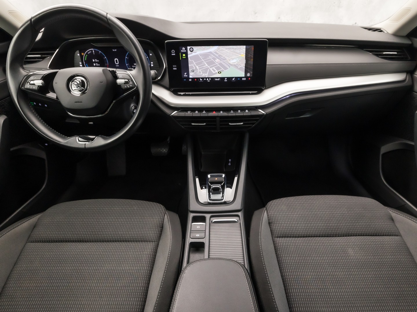 ŠKODA Octavia Combi 1.4 TSI iV PHEV Sport 218Pk Automaat (VIRTUAL COCKPIT, APPLE CARPLAY, GROOT NAVI, CAMERA, STOELVERWARMING, SPORTSTOELEN, GETINT GLAS, CRUISE, NIEUWE APK, NIEUWSTAAT)
