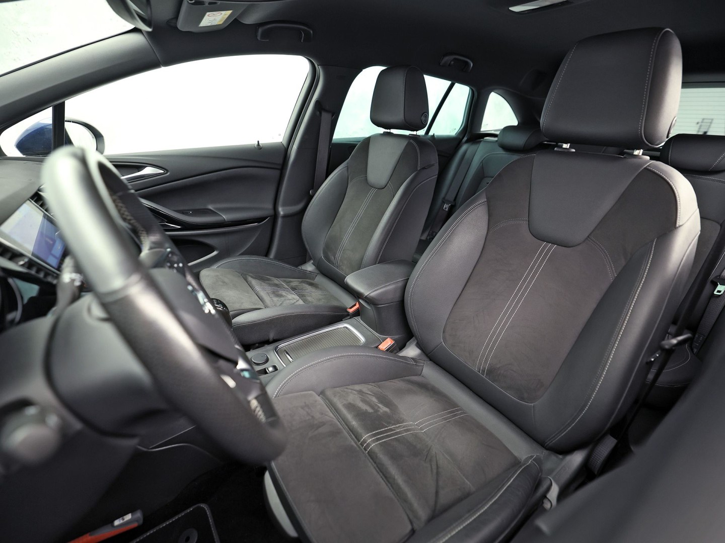 Opel Astra Sports Tourer 1.2 Launch Sport (VIRTUAL COCKPIT, APPLE CARPLAY, GROOT NAVI, CAMERA, STUUR/STOELVERWARMING, SPORTSTOELEN, GETINT GLAS, ADAPTIVE CRUISE, ZWART HEMEL, NIEUWSTAAT)