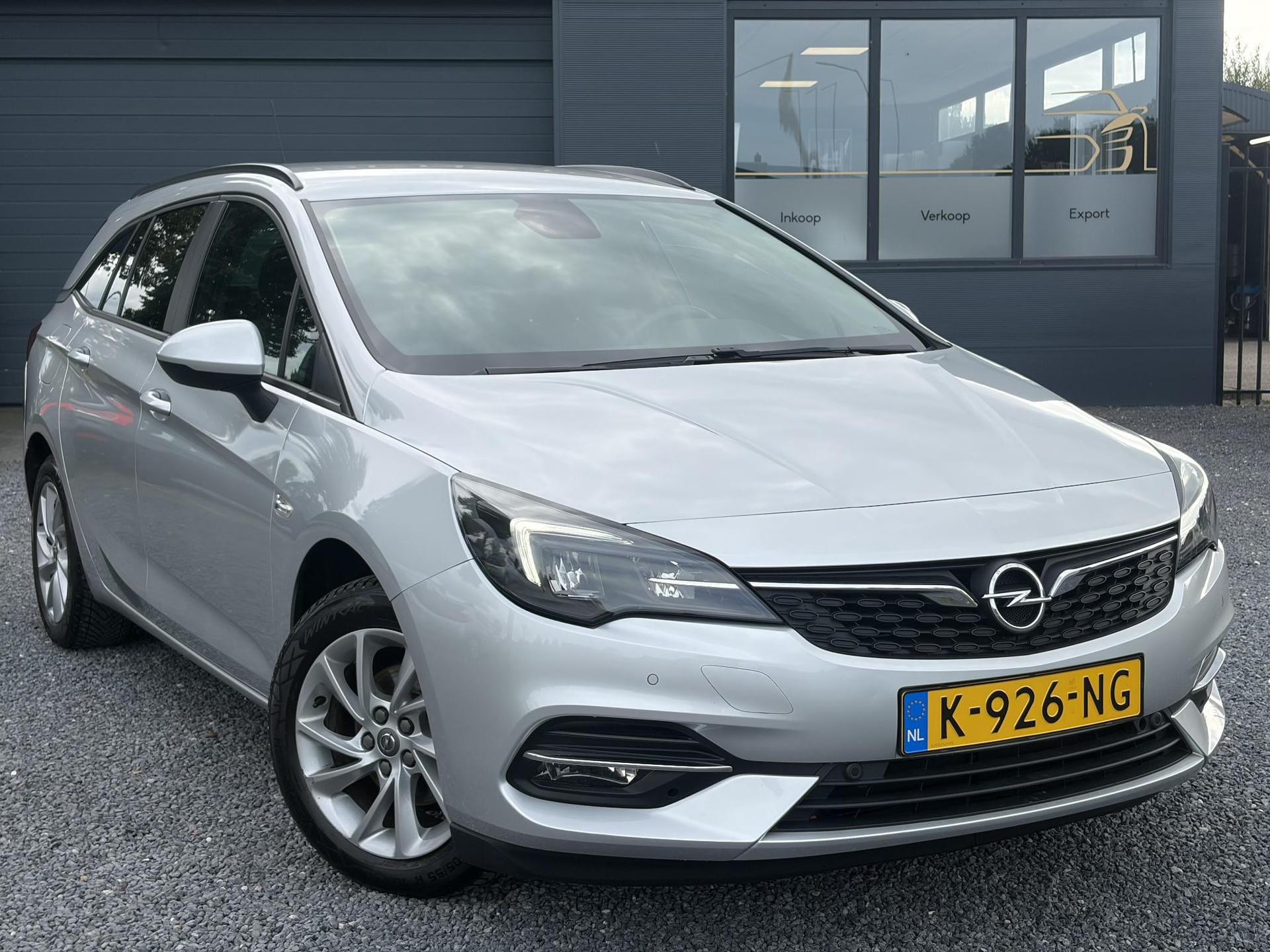 Opel Astra Sports Tourer 1.2 Business Executive ✓1e Eigenaar✓146pk✓Camera✓Trekhaak✓Carplay✓Airco✓Cruise✓Pdc V+A✓Lm velgen✓Comfortstoelen✓6 Bak✓N.A.P✓Nieuwe Apk bij Aflevering