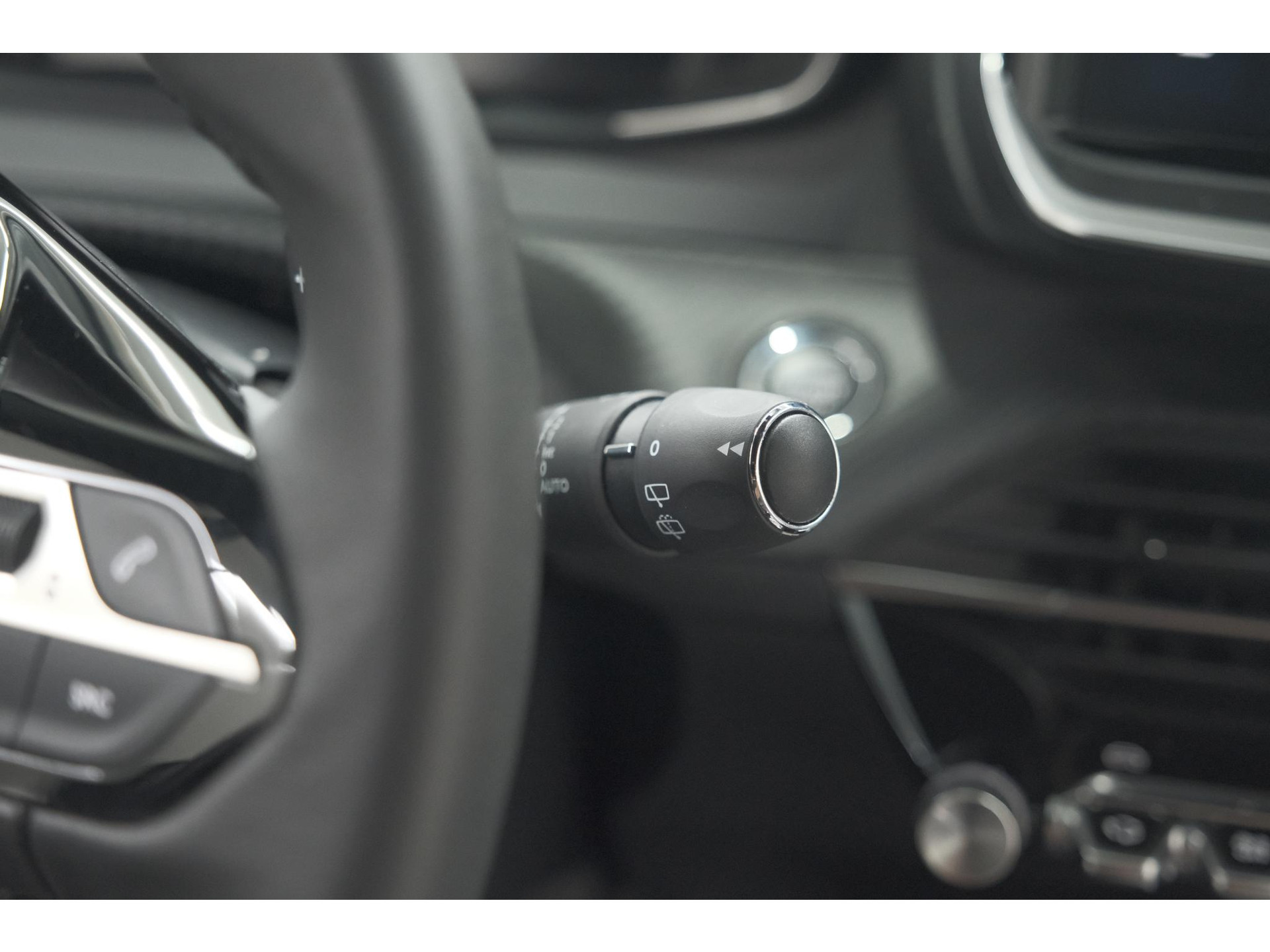 Peugeot 2008 Hybrid 136 e-DSC6 Allure | 360 Camera | Adaptieve Cruise Control | Dodehoekdetectie | Navigatie