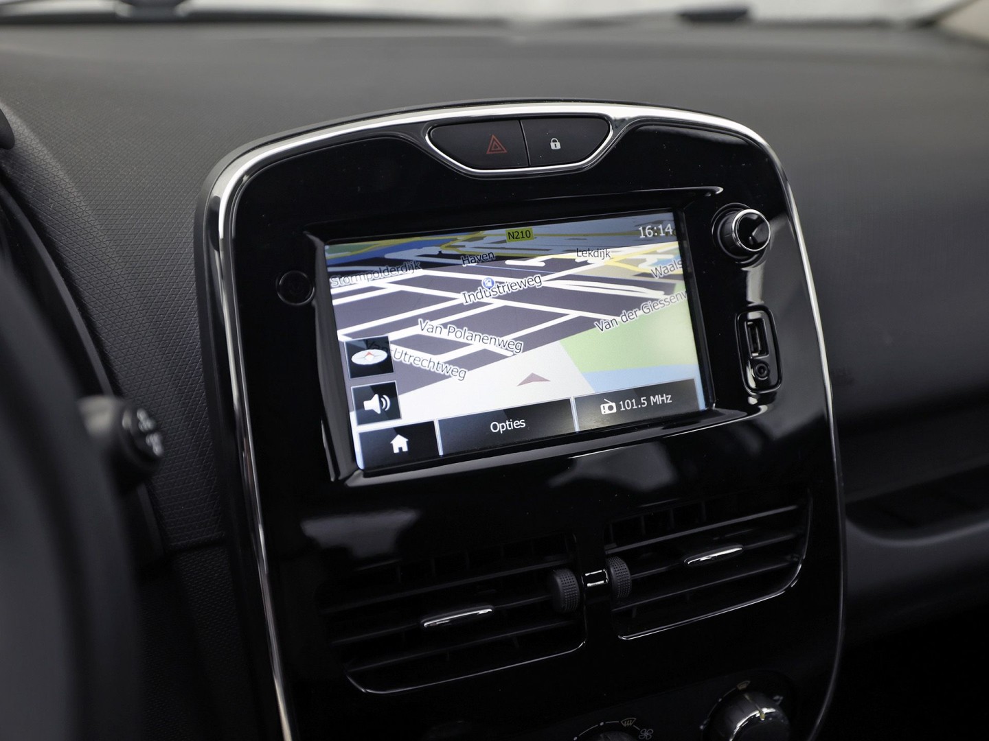 Renault Clio 0.9 TCe Sport (NAVIGATIE, CRUISE, TREKHAAK, SPORTSTOELEN, BLUETOOTH, NIEUWE APK, NIEUWSTAAT)