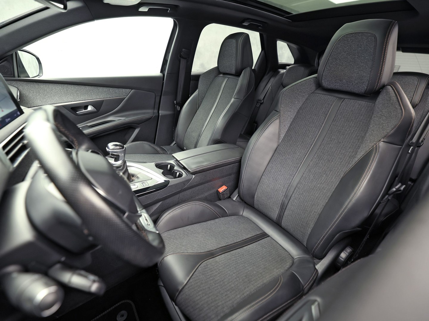 Peugeot 3008 1.2 PureTech GT Line (PANORAMADAK, APPLE CARPLAY, KEYLESS, 360 CAMERA, SPORTSTOELEN, GETINT GLAS, LED KOPLAMPEN, DRIVE MODE, NIEUWSTAAT)