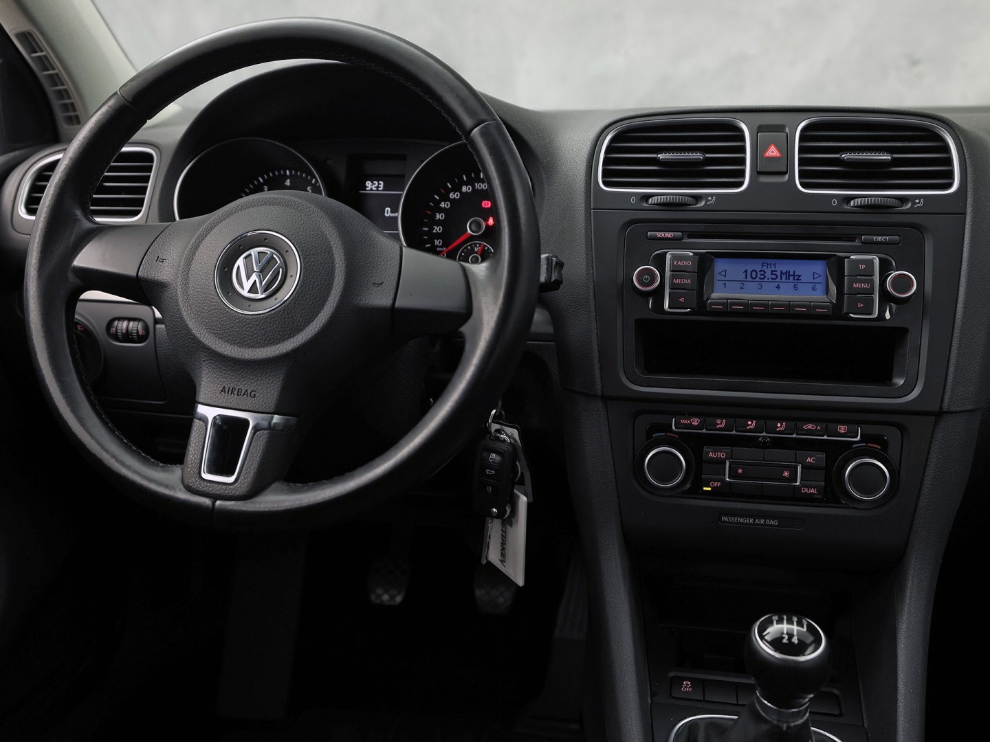 Volkswagen Golf 1.4 Sportline (CLIMATE, GETINT GLAS, LM VELGEN, SPORTSTOELEN, ARMSTEUN, NIEUWE APK, NIEUWSTAAT)