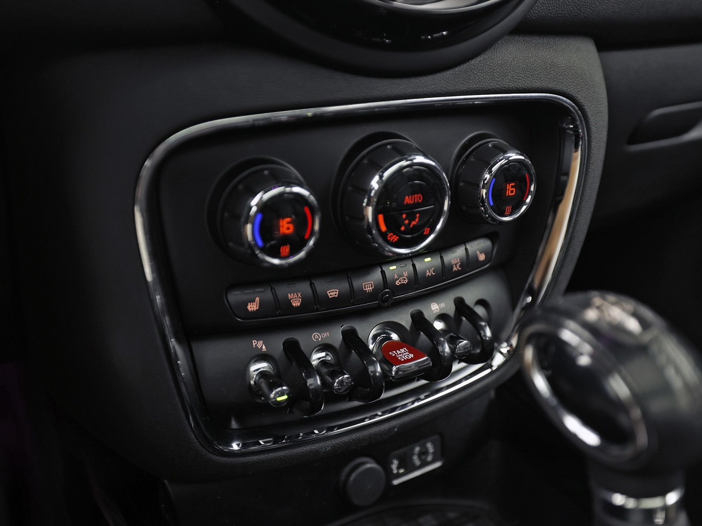 MINI Clubman 1.5 Chili Black Sport Automaat (PANORAMADAK, NAVIGATIE, LEDEREN SPORTSTOELEN, STOELVERWARMING, CRUISE, CLIMATE, ZWART HEMEL, NIEUWE APK)