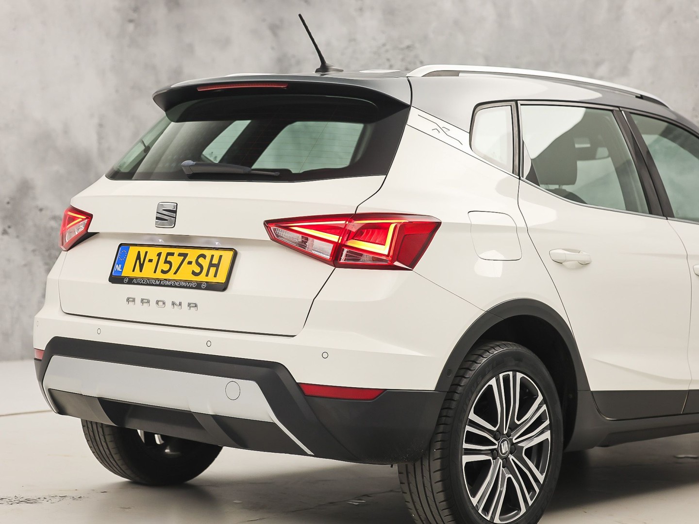 SEAT Arona 1.0 TSI Sport (APPLE CARPLAY, GROOT NAVI, CLIMATE, ZWART HEMEL, SPORTSTOELEN, PARKEERSENSOREN, ELEK PAKKET, CRUISE, NIEUWSTAAT)