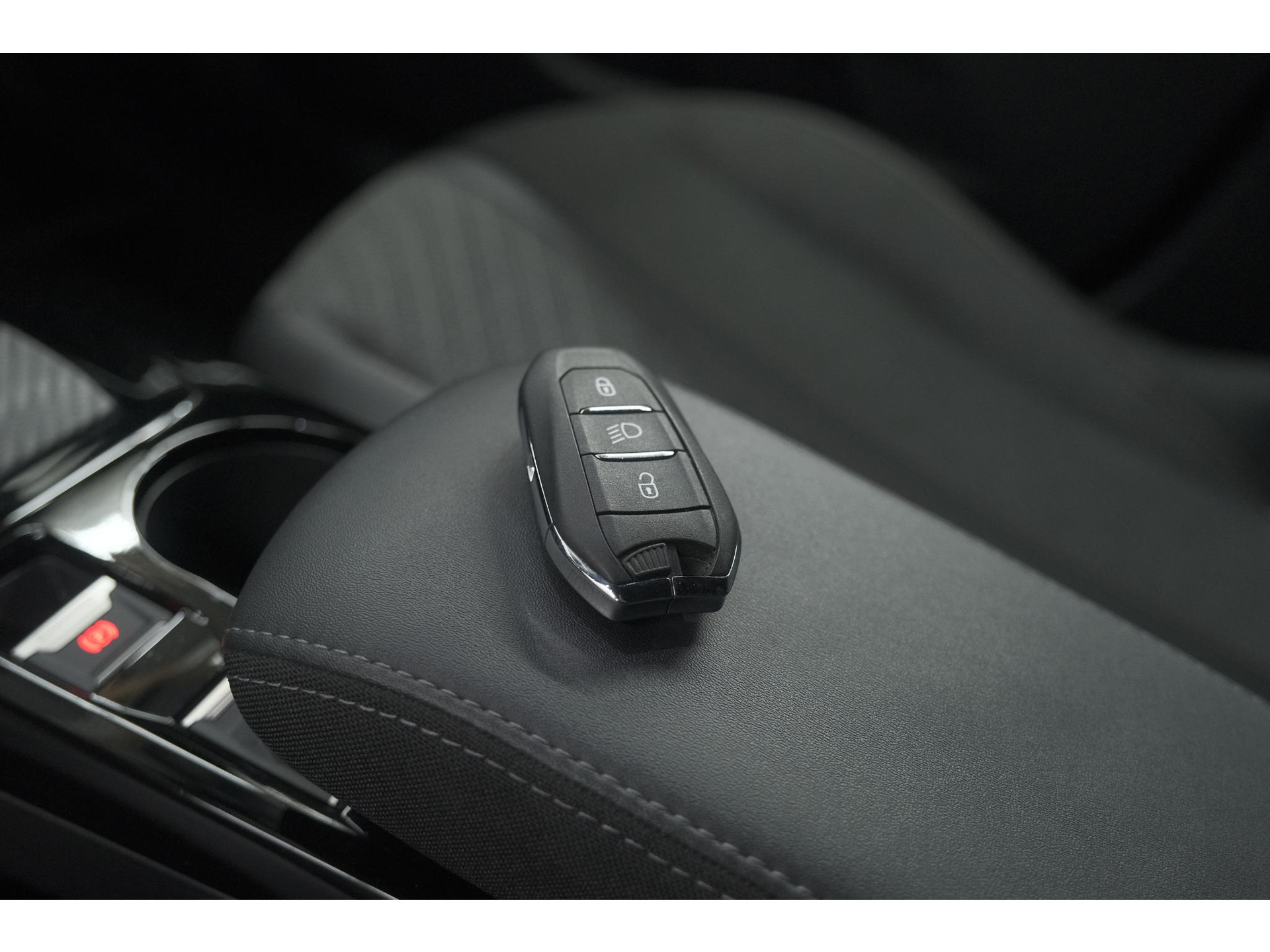 Peugeot 2008 Hybrid 136 e-DCS6 Allure | 360 Camera | Adaptieve Cruise Control | Dodehoekdetectie | Navigatie