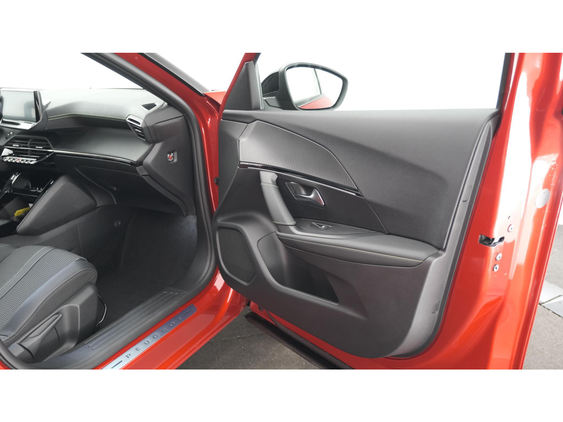 Peugeot 2008 PureTech 130 GT | Camera | Dodehoekdetectie | Navigatie | Parkeersensoren | Stoelverwarming