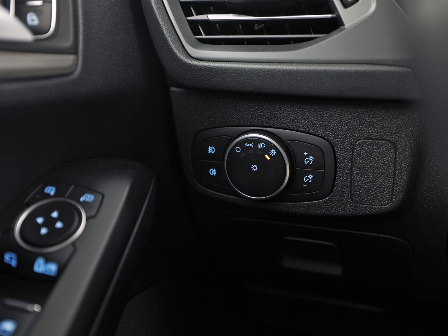 Ford Focus Wagon 1.0 EcoBoost Titanium Sport (APPLE CARPLAY, GROOT NAVI, STUUR/STOELVERWARMING, CAMERA, SPORTSTOELEN, GETINT GLAS, ADAPTIVE CRUISE, NIEUWSTAAT)