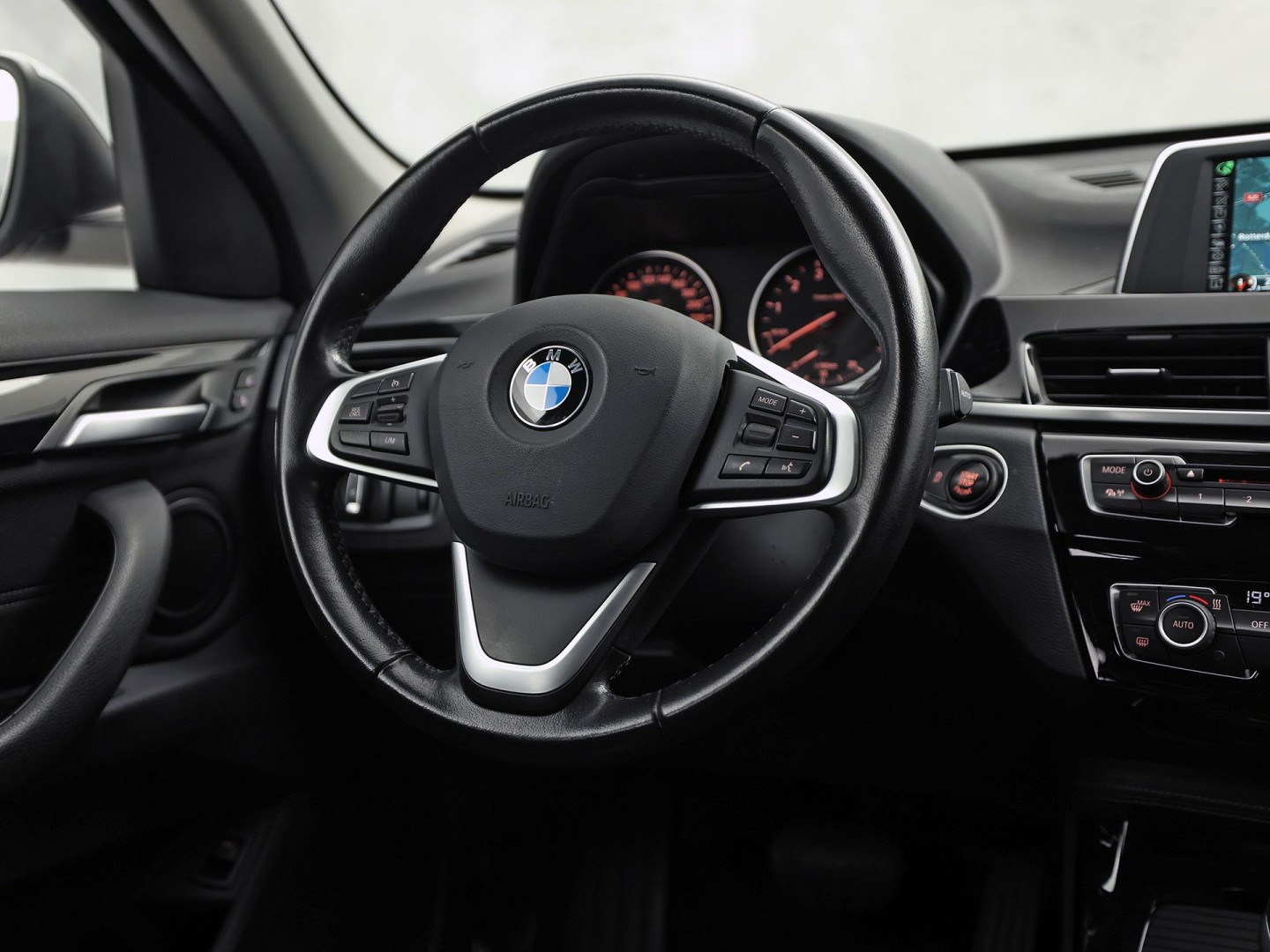BMW X1 sDrive20i Executive 192Pk Automaat (NAVIGATIE, CLIMATE, TREKHAAK, SPORTSTOELEN, GETINT GLAS, PARKEERSENSOREN, NIEUWSTAAT)