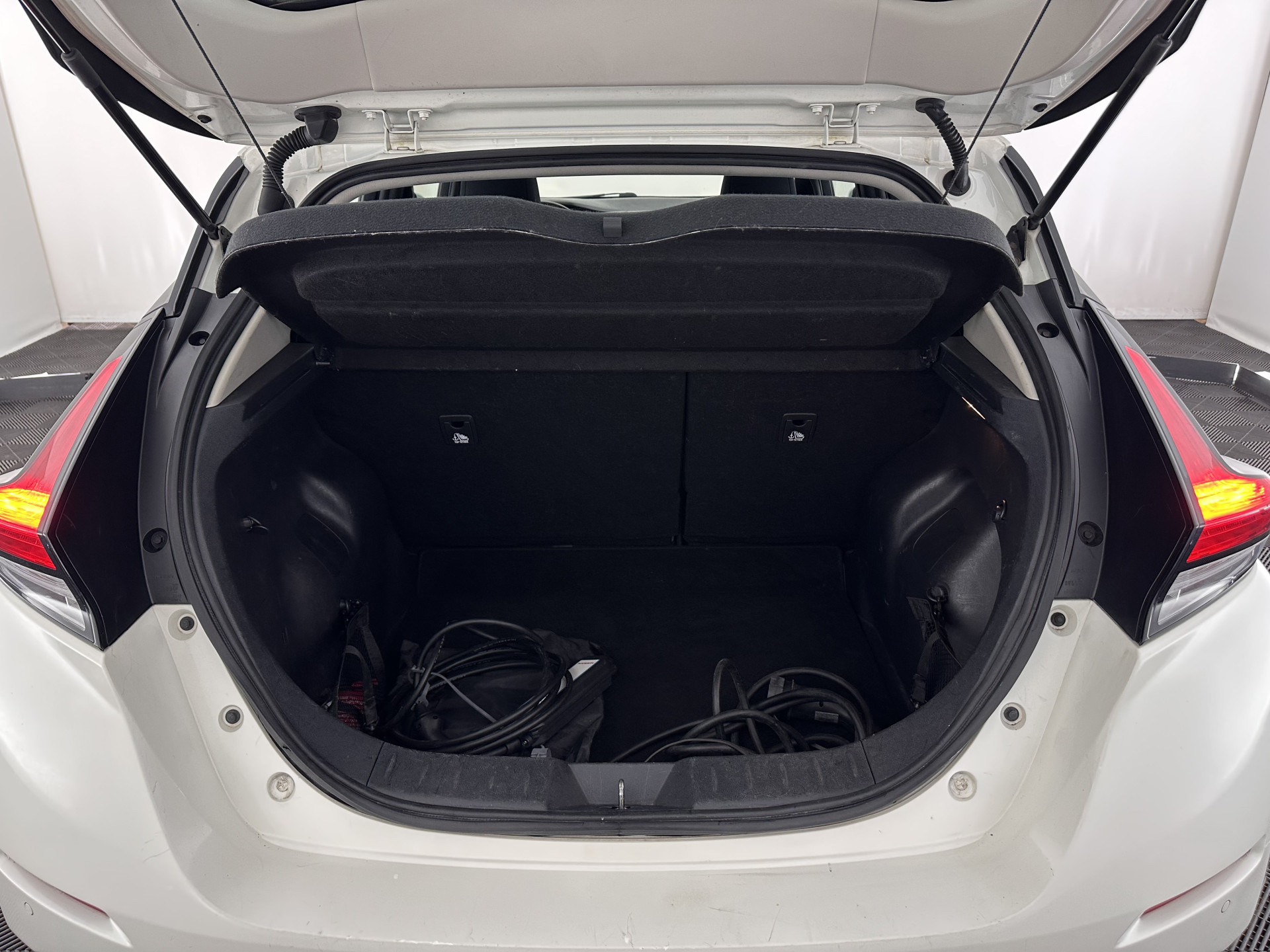 Nissan LEAF Acenta 40 kWh (INCL-BTW) Aut. *HEATPUMP | ADAPTIVE-CRUISE | KEYLESS | TOPVIEW | NAVI-FULLMAP | BLINDSPOT | DAB+ | HEATED-COMFORTSEATS | DIGI-COCKPIT | PRIVACYGLASS | 16"ALU*