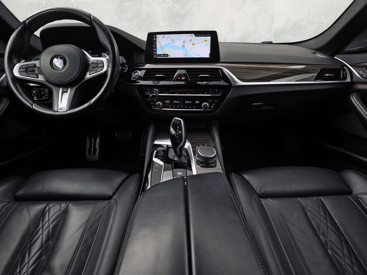 BMW 5-serie 520i M Sport High Executive 184Pk Automaat (GROOT NAVI, M PAKKET, 360 CAMERA, MEMORY SEATS, HARMAN/KARDON, STUUR/STOELVERWARMING, LUXE LEDER, HEAD-UP DISPLAY, GETINT GLAS, NIEUWSTAAT)