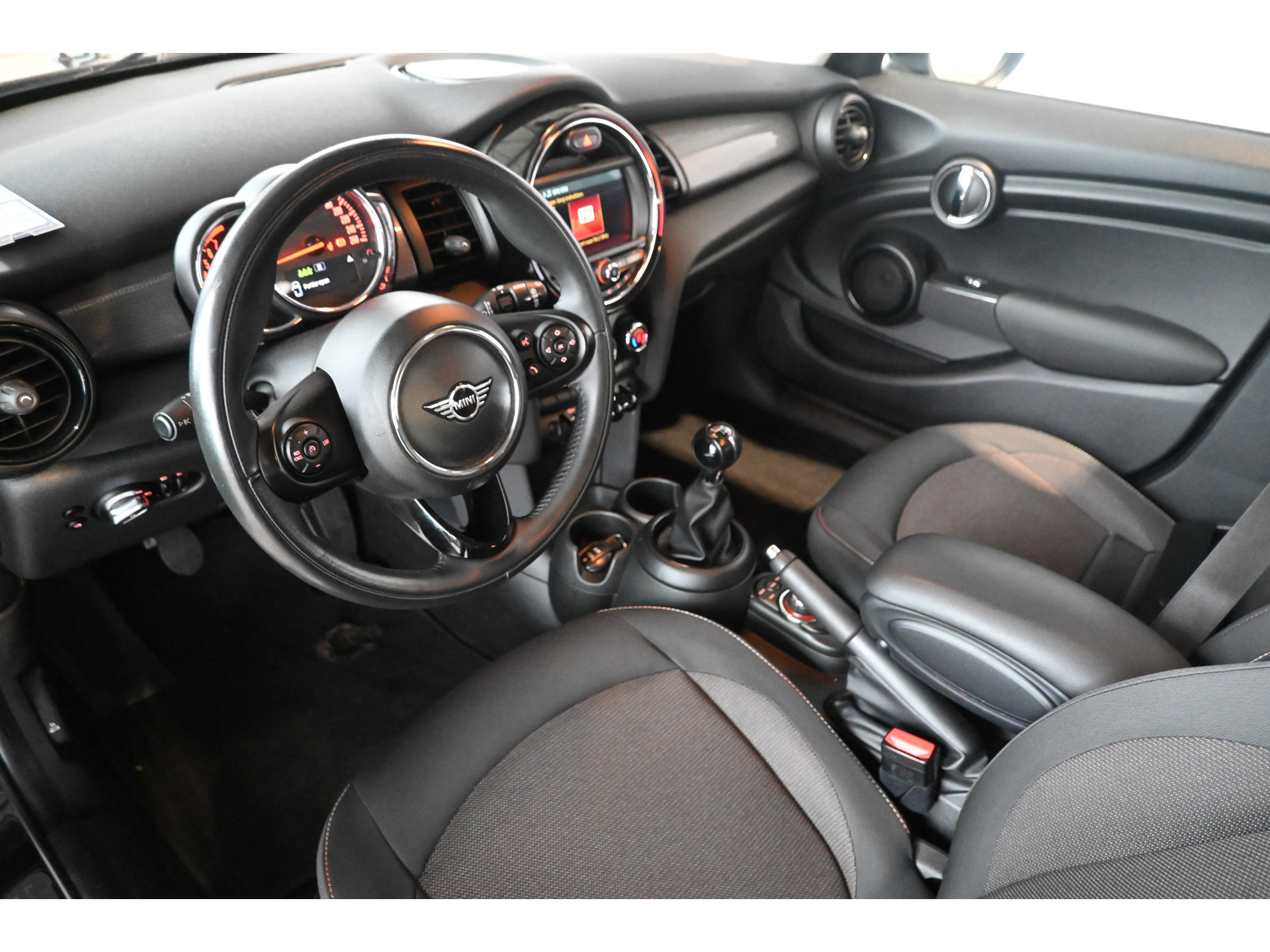 MINI Mini 1.5 Cooper Airco Navigatie LED Cruise Control Direct Leverbaar! Rijklaarprijs Inruil Mogelijk!