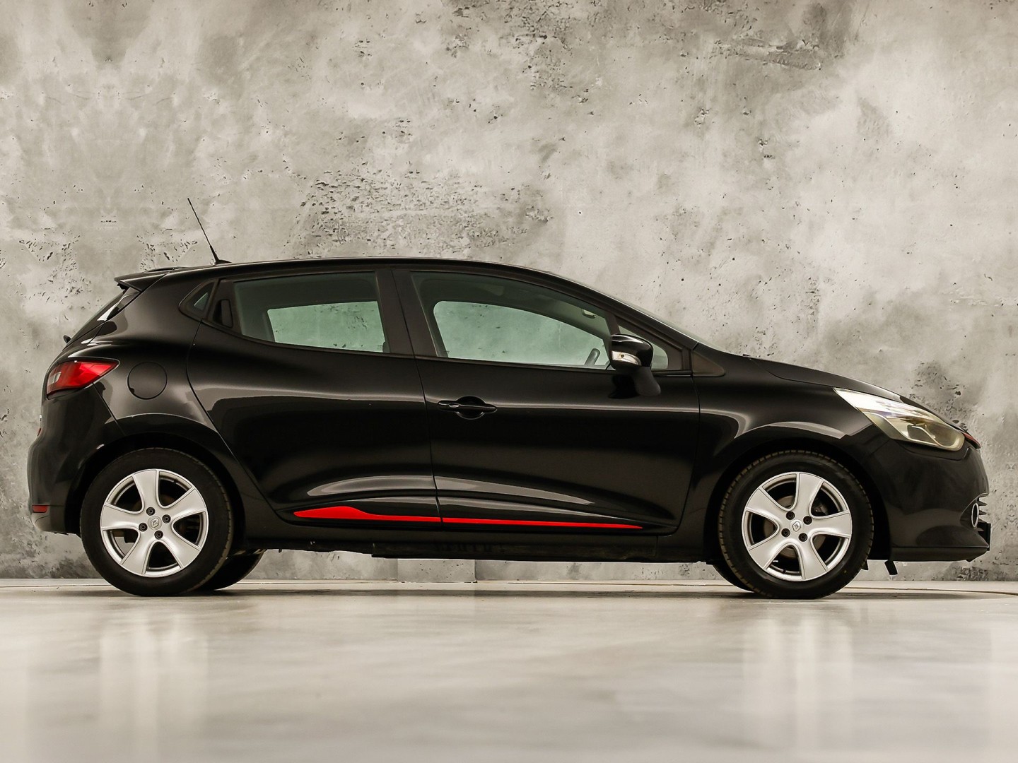 Renault Clio 0.9 TCe Dynamic Sport (NAVIGATIE, CRUISE, LM VELGEN, SPORTSTOELEN, NIEUWE APK, NIEUWSTAAT)