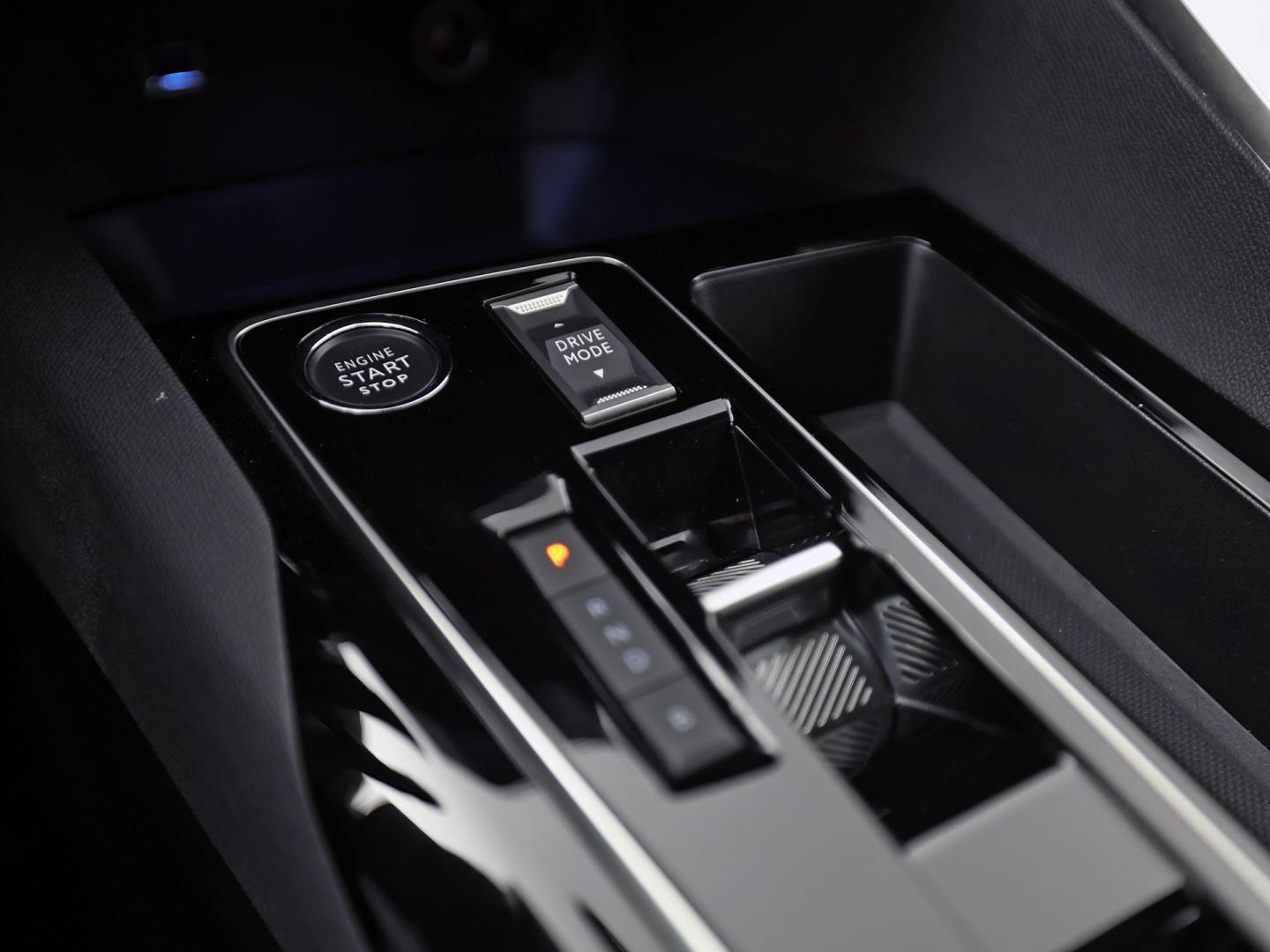 Peugeot 3008 1.6 HYbrid 225 Allure Sport 225Pk Automaat (APPLE CARPLAY, GROOT NAVI, 99% SOH, 360 CAMERA, LEDER, SPORTSTOELEN, ZWART HEMEL, GETINT GLAS, NIEUWSTAAT)