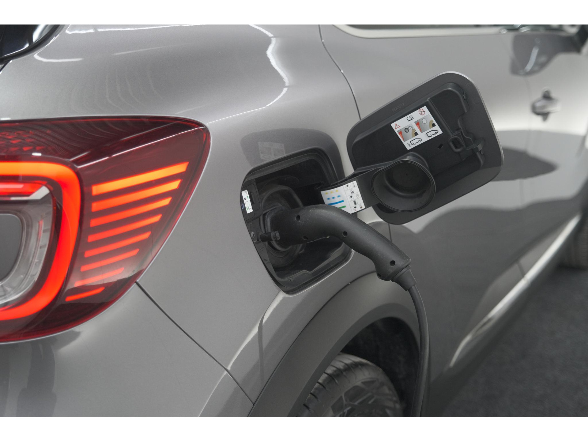 Renault Captur 1.6 E-Tech Plug-in Hybrid 160 Intens | Parkeersensoren | Apple Carplay | Navigatie | Climate Control