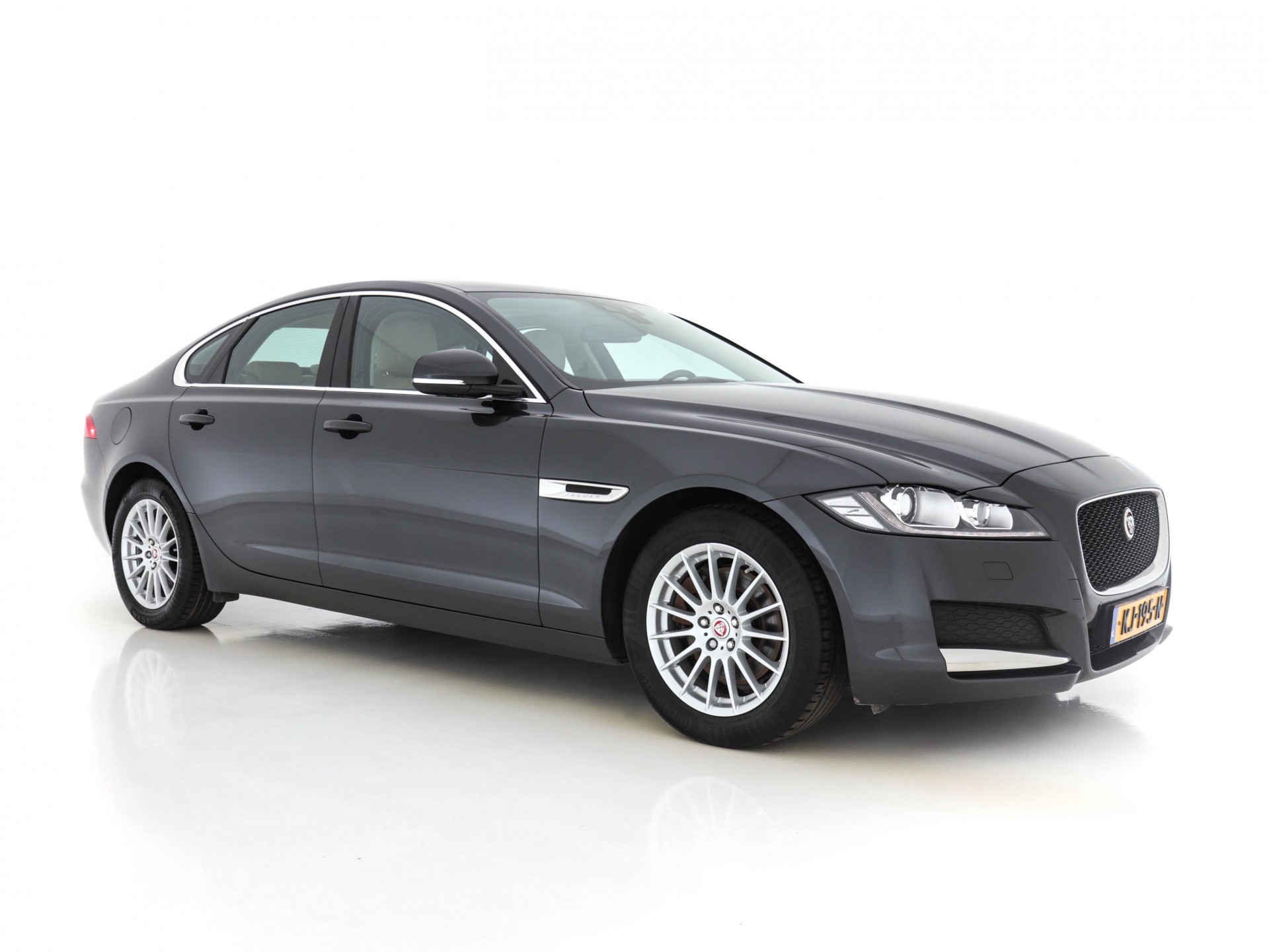 Jaguar XF 2.0D Portfolio Premium-Business-Pack Aut *LEATHER | BI-XENON | NAVI-FULLMAP | KEYLESS | MERIDIAN-SURROUND | SHIFT-PADDLES |  LANE-ASSIST | CRUISE | CAMERA | HEATED/COOLED-COMFORTSEATS | 17"ALU*